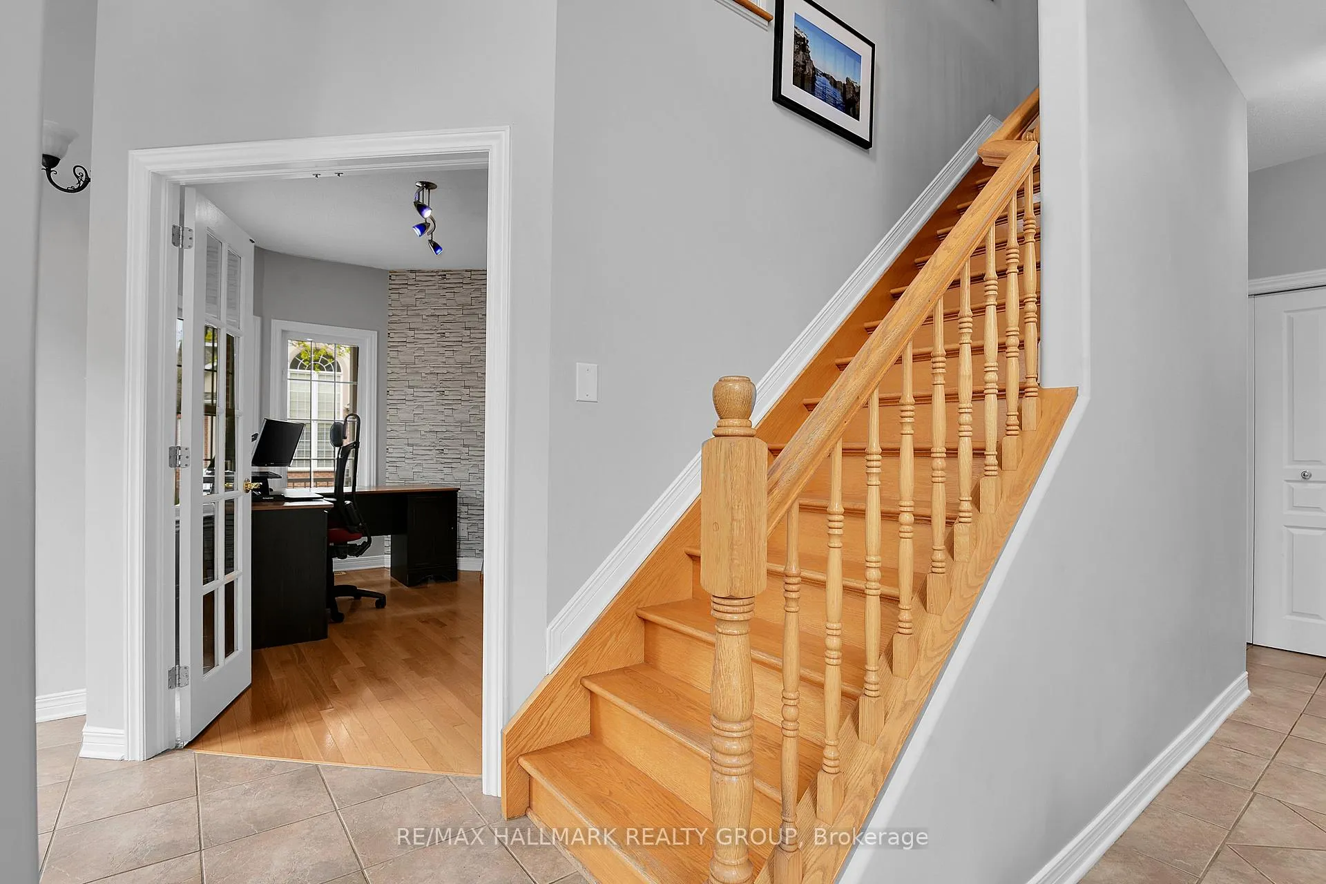 Photo 7 of 214 Laura Private, Ottawa, Pineview — HOMEH