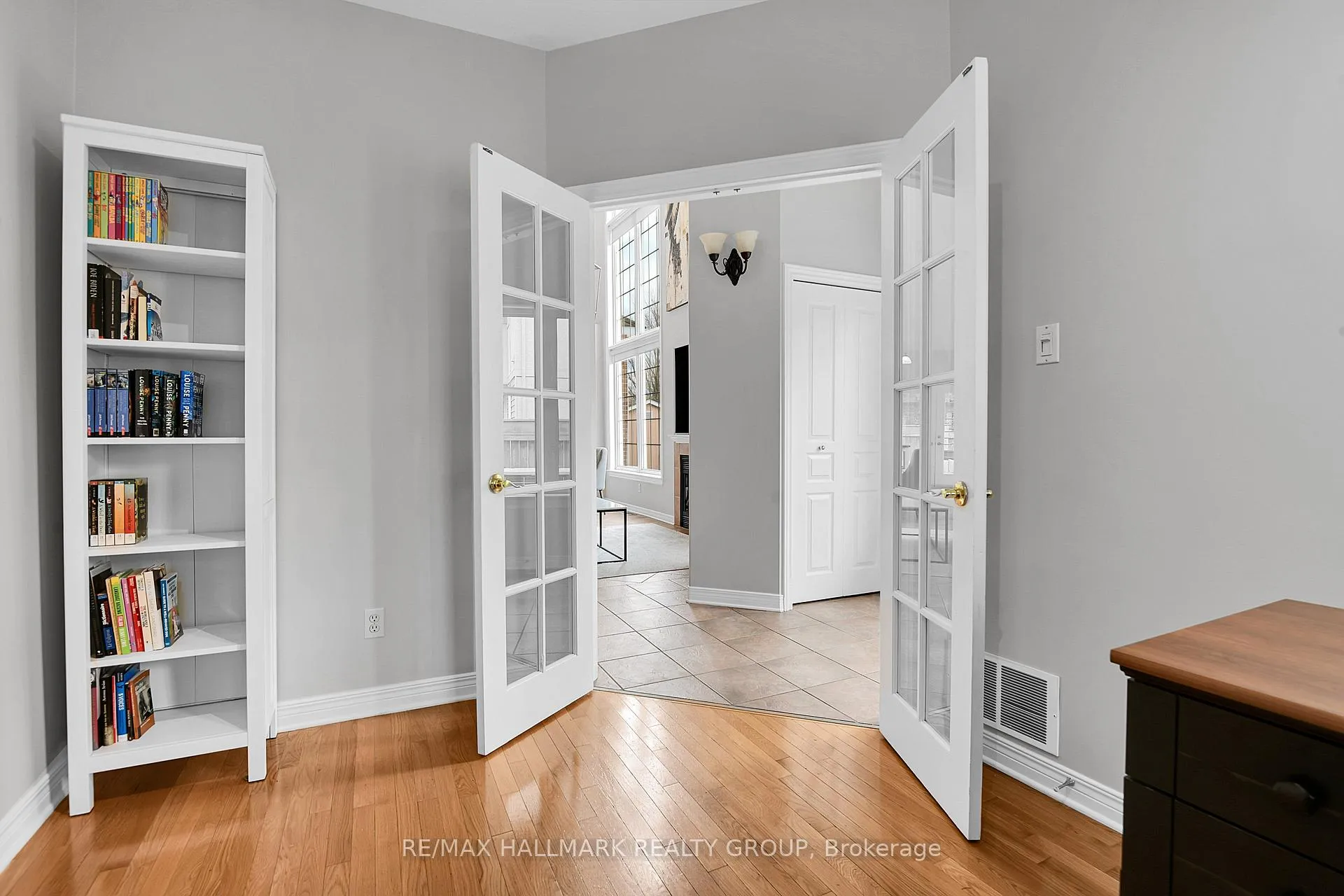 Photo 9 of 214 Laura Private, Ottawa, Pineview — HOMEH