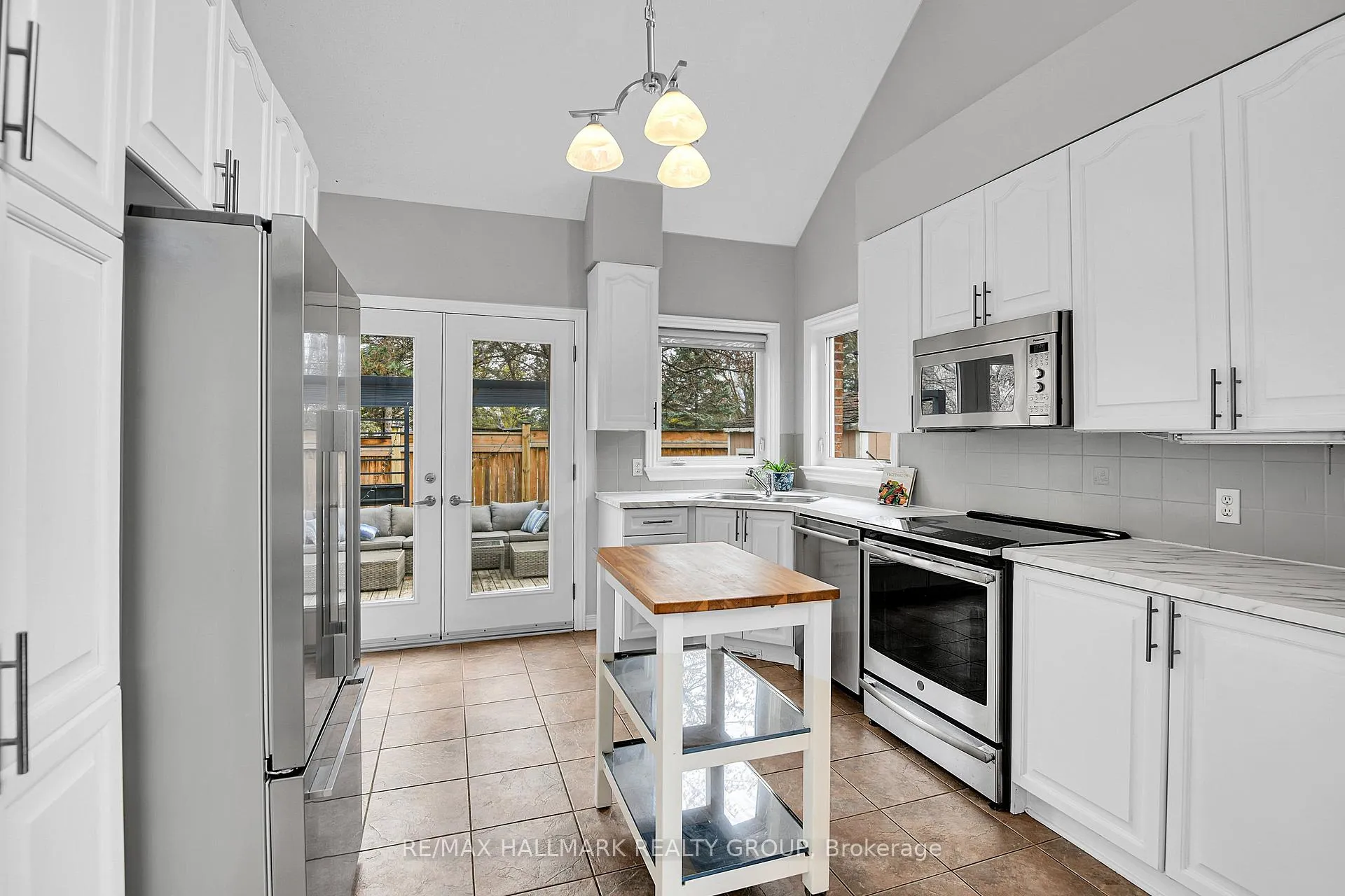Photo 14 of 214 Laura Private, Ottawa, Pineview — HOMEH