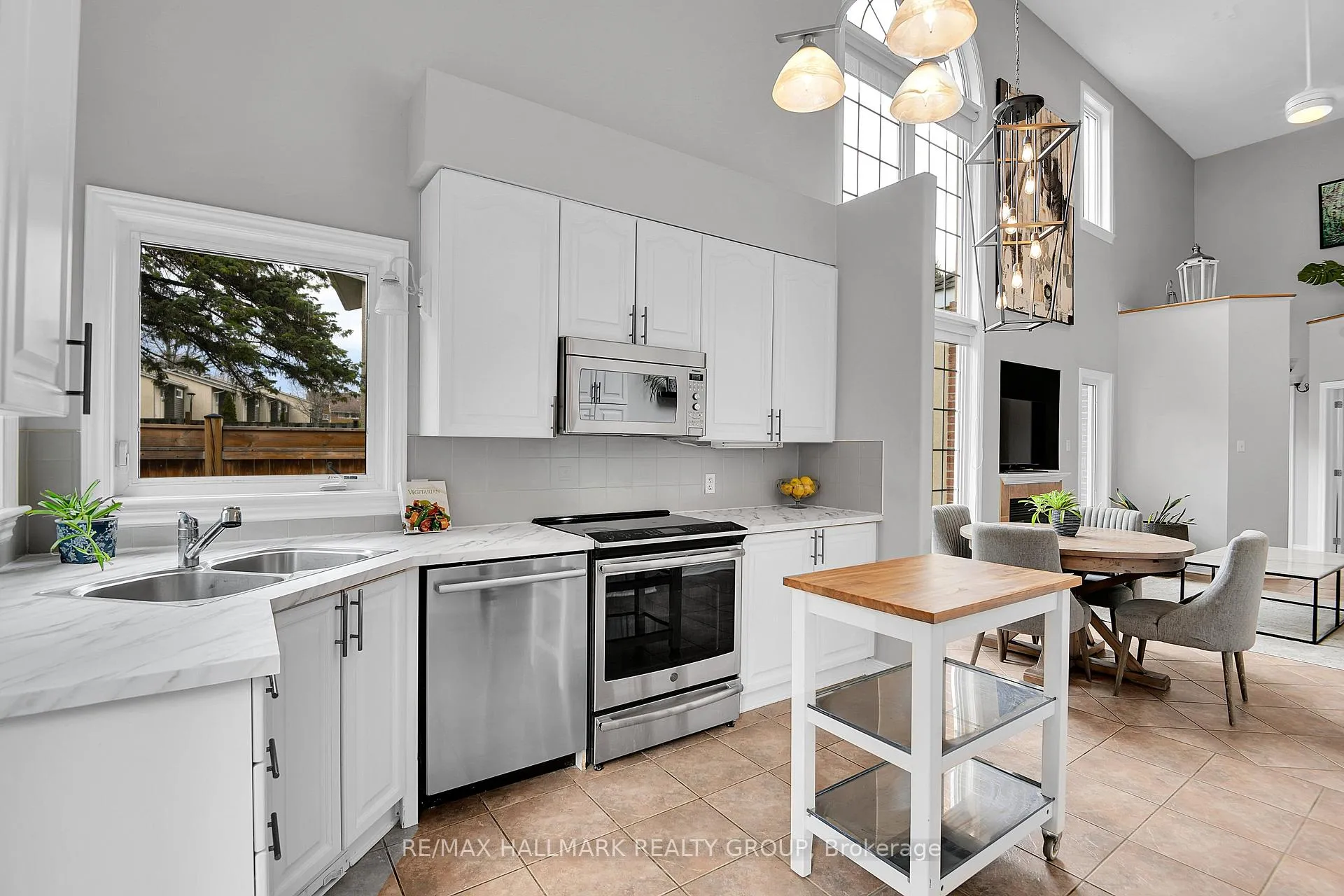 Photo 17 of 214 Laura Private, Ottawa, Pineview — HOMEH