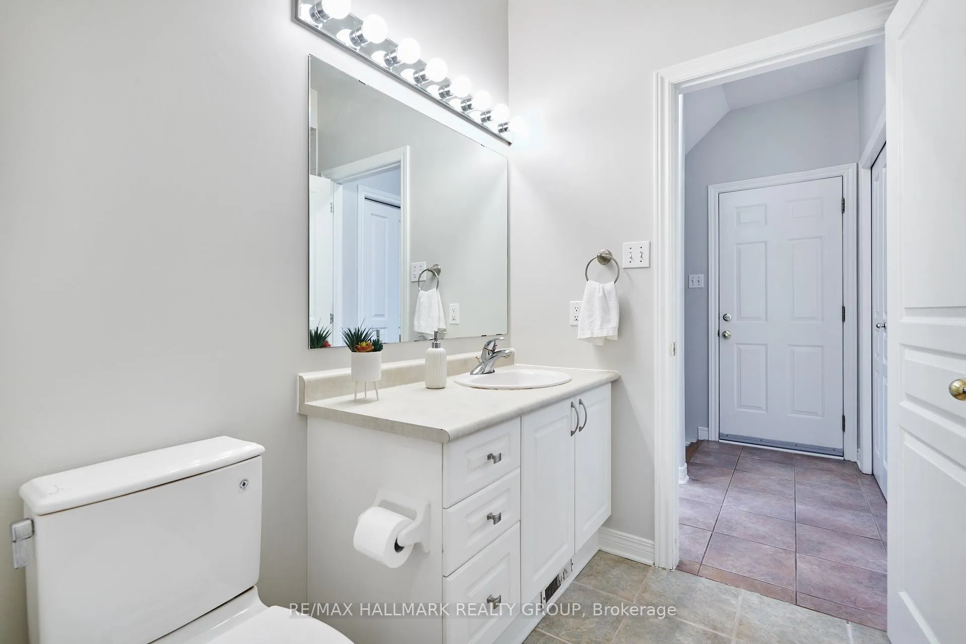 Photo 19 of 214 Laura Private, Ottawa, Pineview — HOMEH