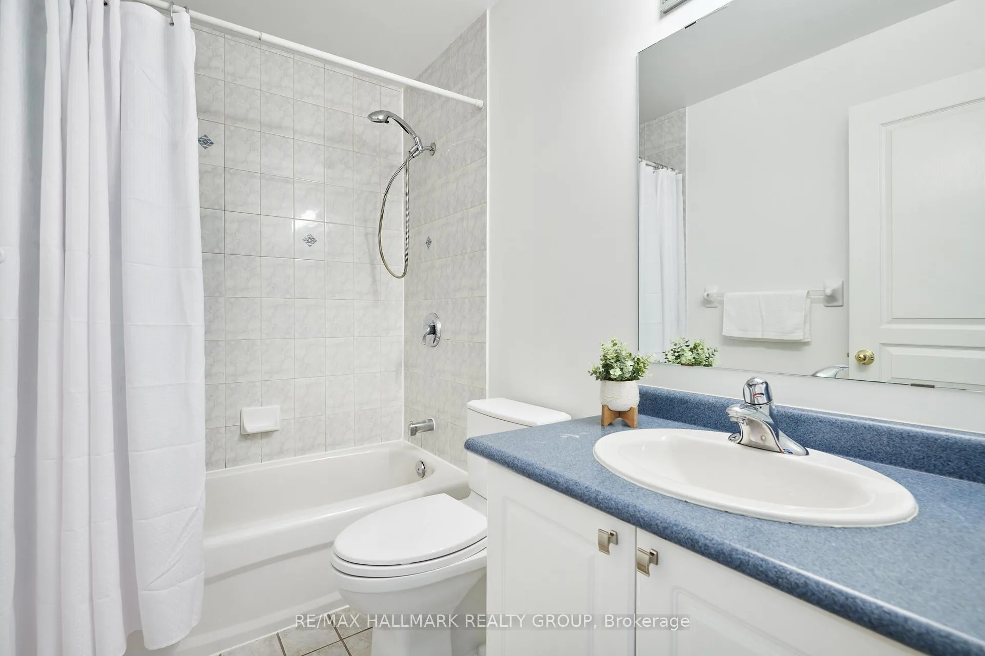 Photo 27 of 214 Laura Private, Ottawa, Pineview — HOMEH