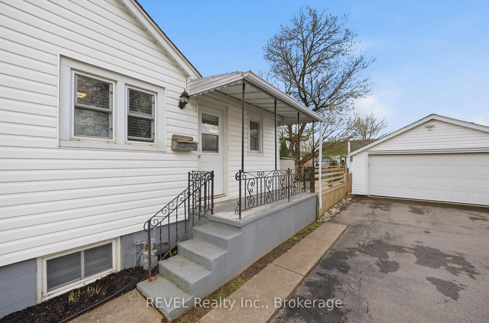 Photo 2 of 35 Hatter Avenue, Welland, N. Welland — HOMEH