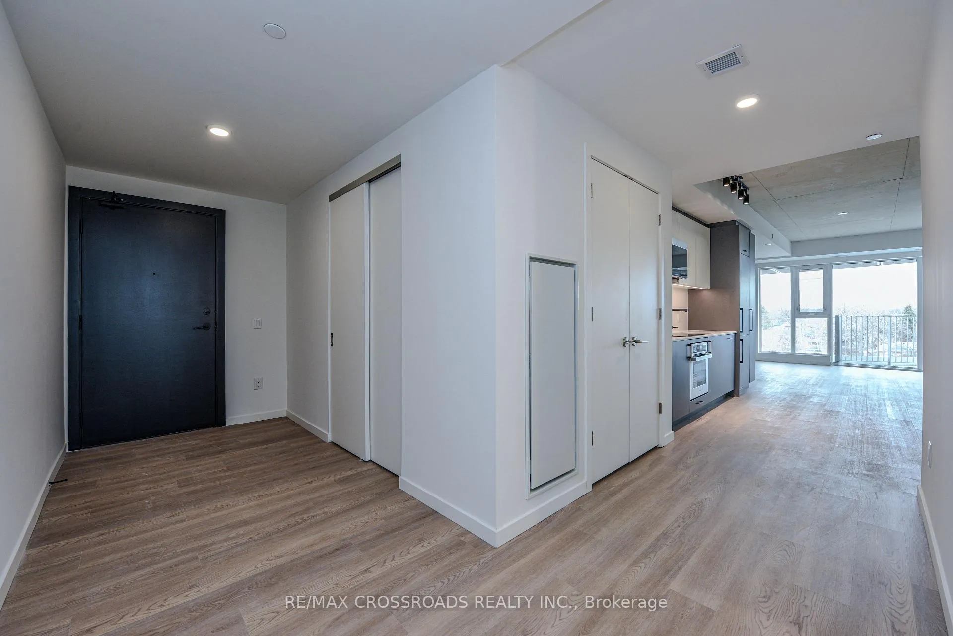Photo 3 of Unit 520, 689 The Queensway Drive, Etobicoke, Stonegate-Queensway — HOMEH
