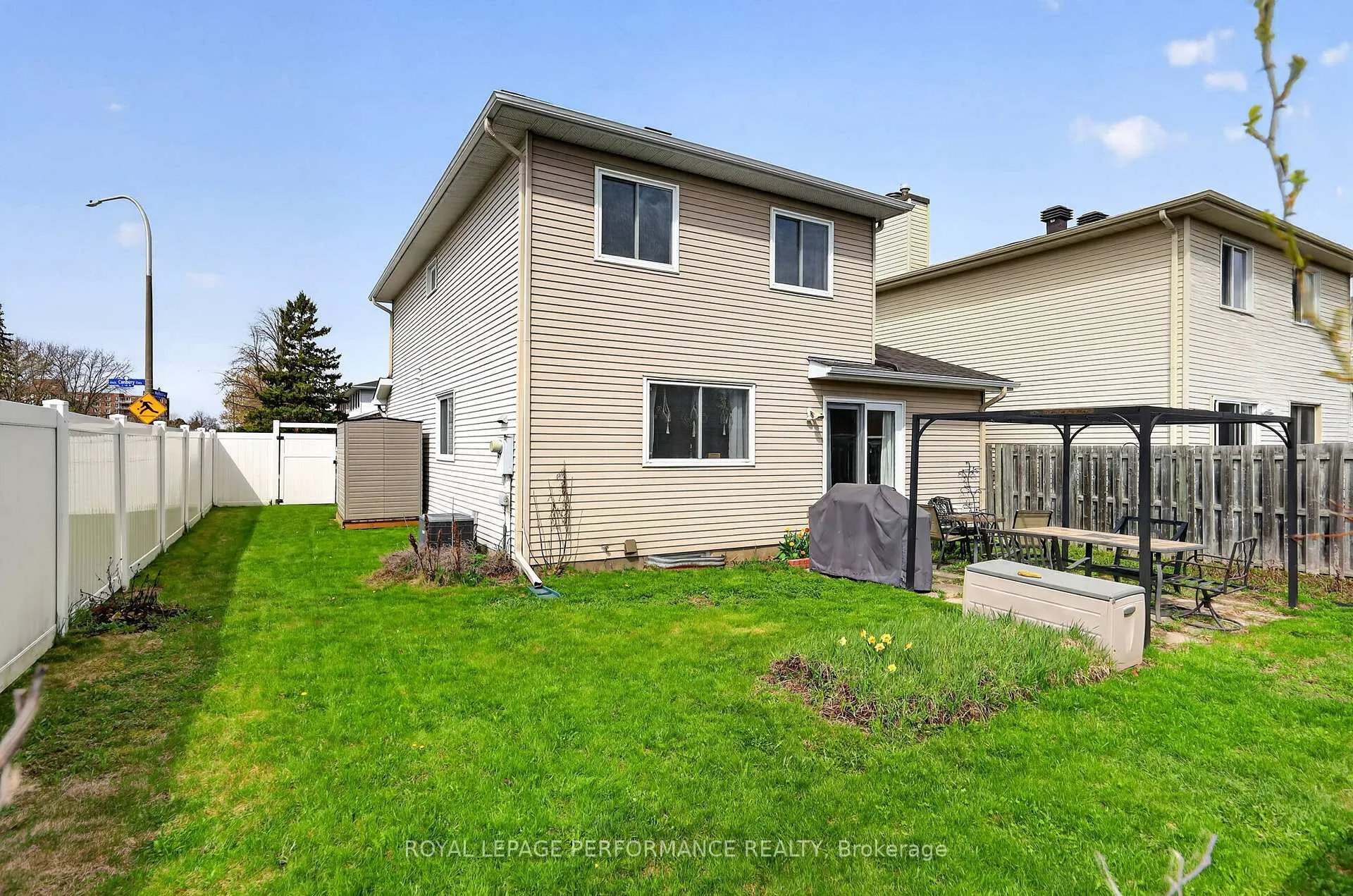 Photo 33 of 2 Canbury Crescent, Ottawa, Tanglewood — HOMEH
