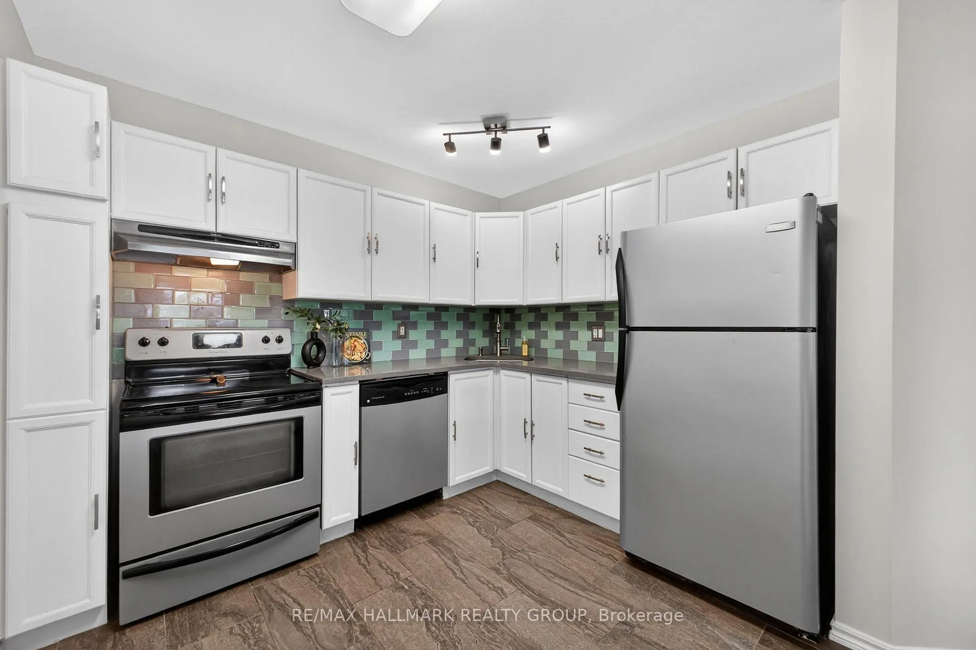 Photo 13 of 80 Pickwick Drive, Ottawa, Barrhaven - Cedargrove/Fraserdale — HOMEH