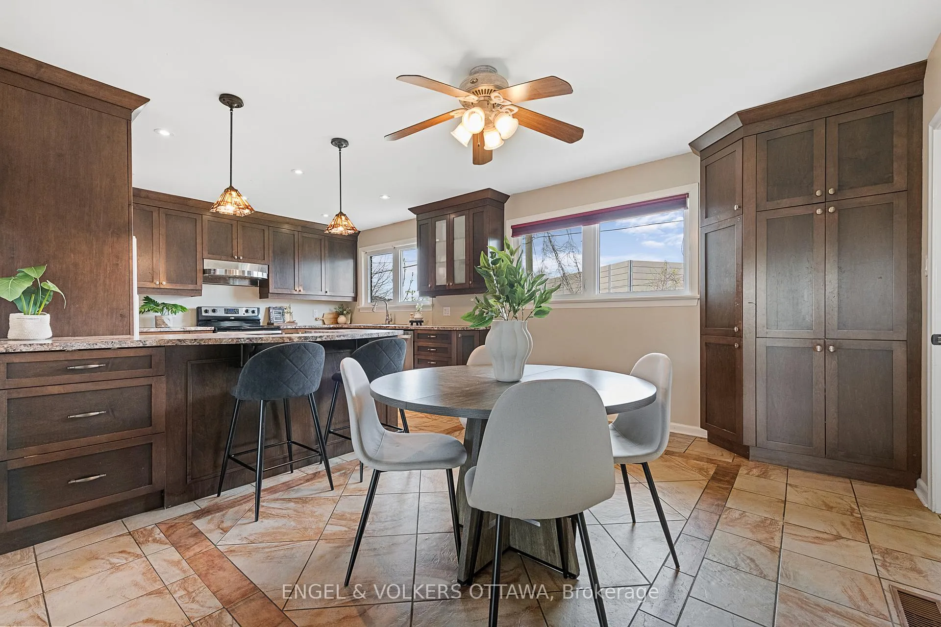 Photo 5 of 989 Connaught Avenue, Ottawa, Queensway Terrace North — HOMEH
