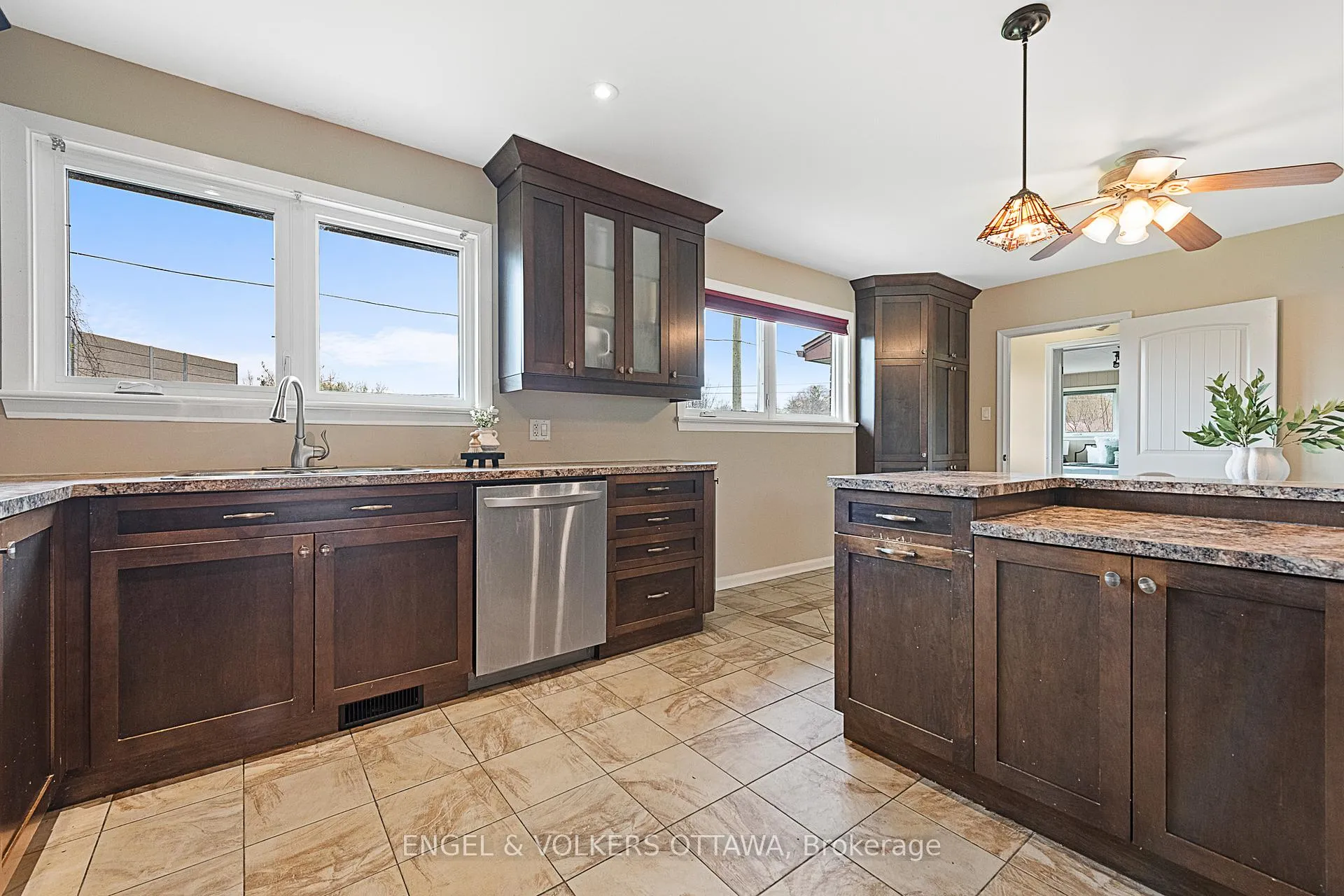 Photo 10 of 989 Connaught Avenue, Ottawa, Queensway Terrace North — HOMEH
