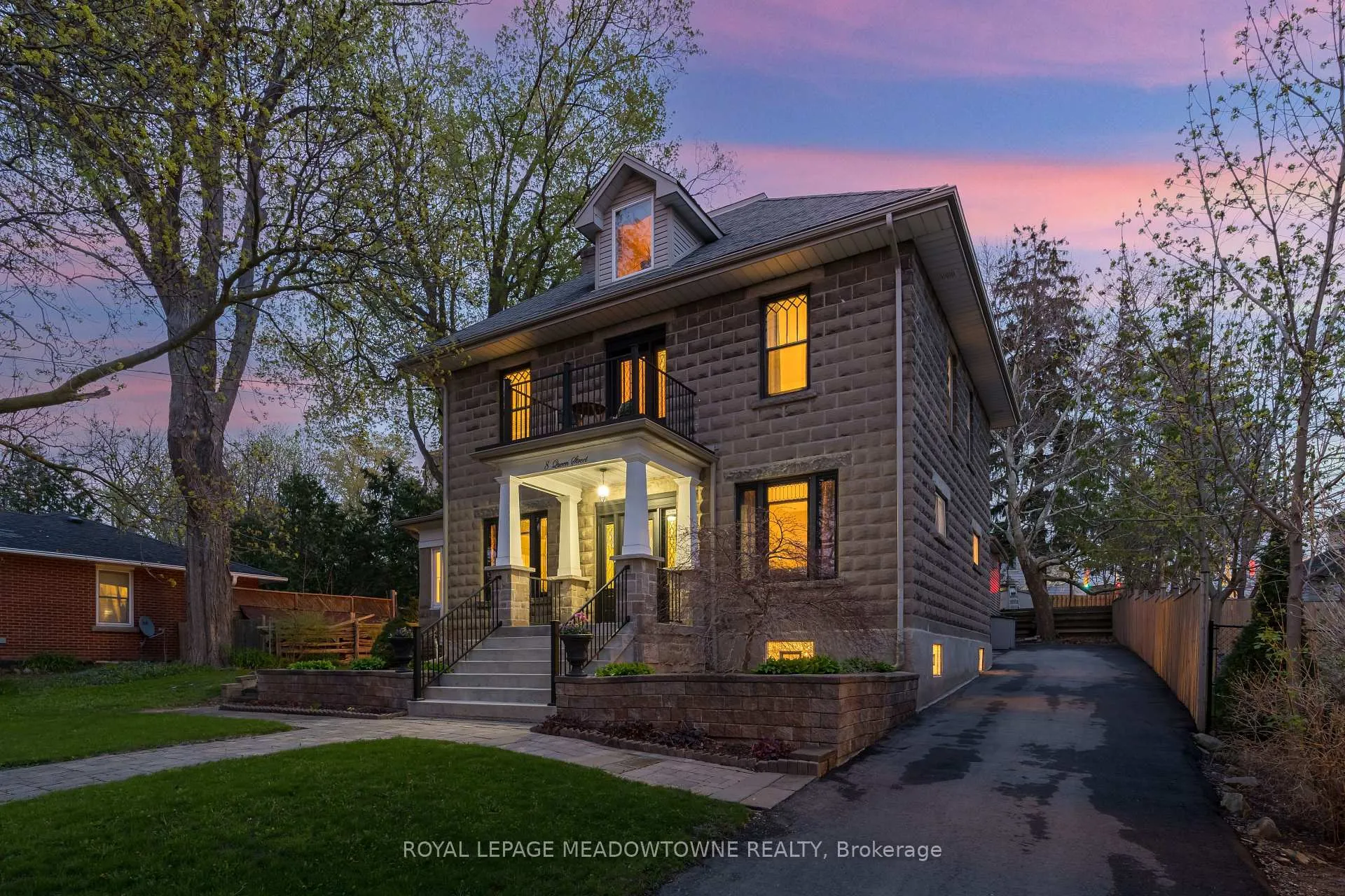 Photo 3 of 8 Queen Street, Halton Hills, Georgetown — HOMEH