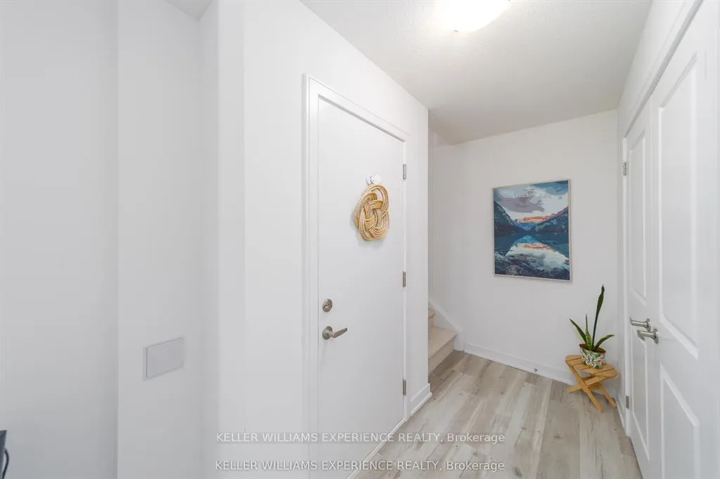 Photo 5 of 22 Red Maple Lane, Barrie, Innis-Shore — HOMEH