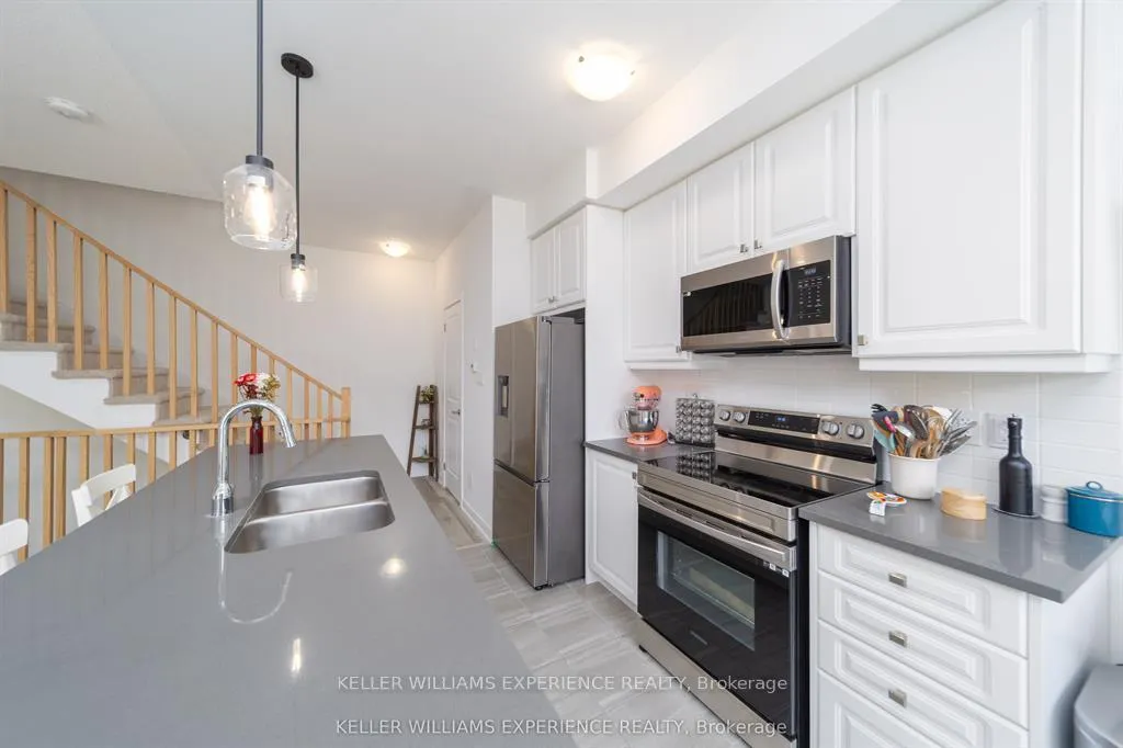 Photo 12 of 22 Red Maple Lane, Barrie, Innis-Shore — HOMEH