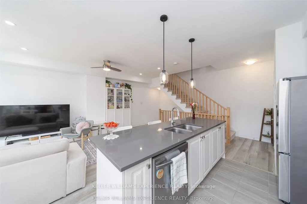 Photo 13 of 22 Red Maple Lane, Barrie, Innis-Shore — HOMEH