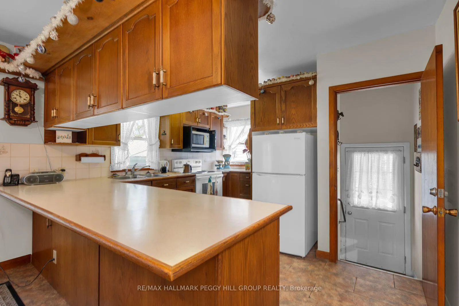 Photo 5 of 104 Henry Street, Barrie, Queen's Park — HOMEH