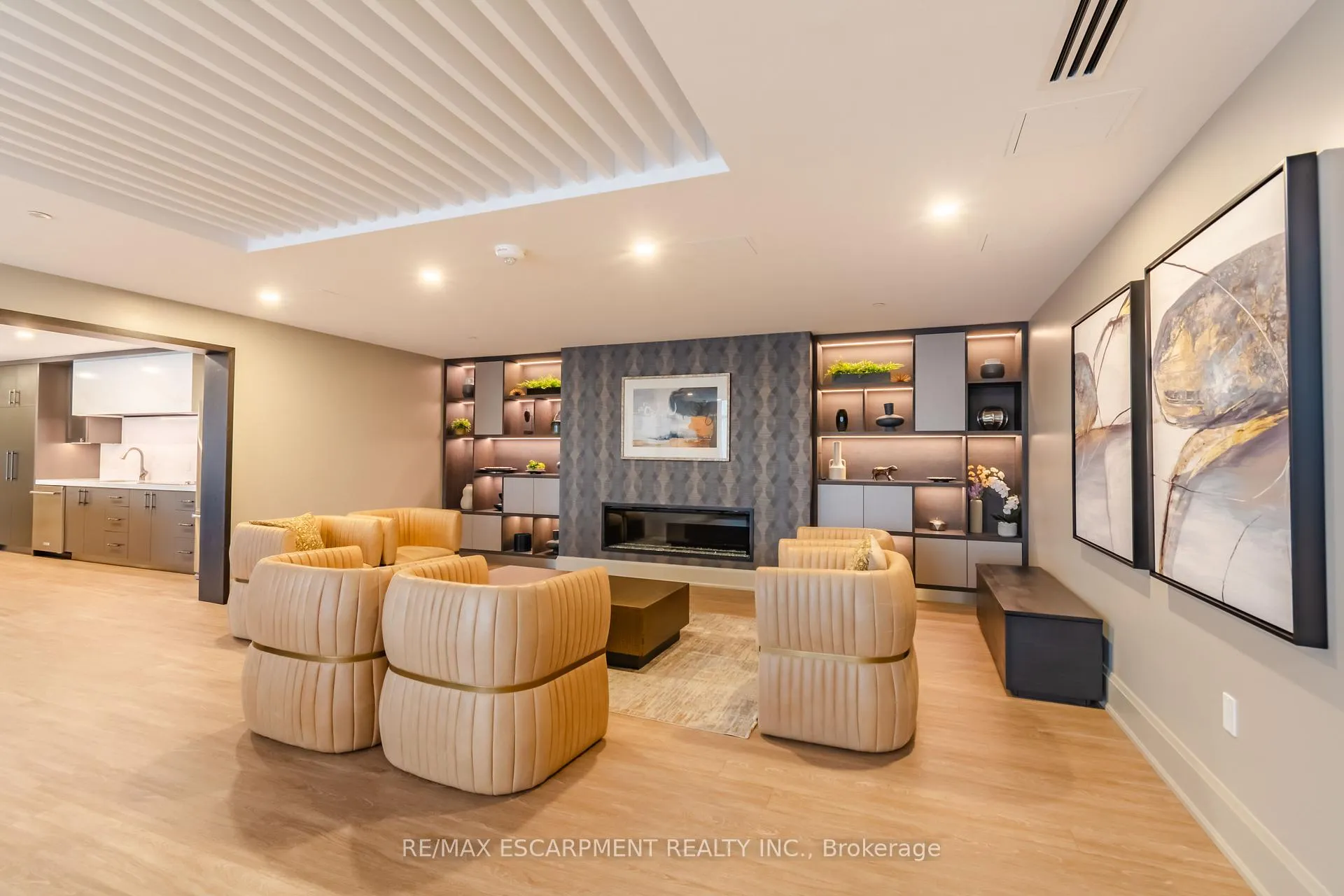 Photo 2 of Unit 524, 10 Mallard Trail, Hamilton, Waterdown — HOMEH