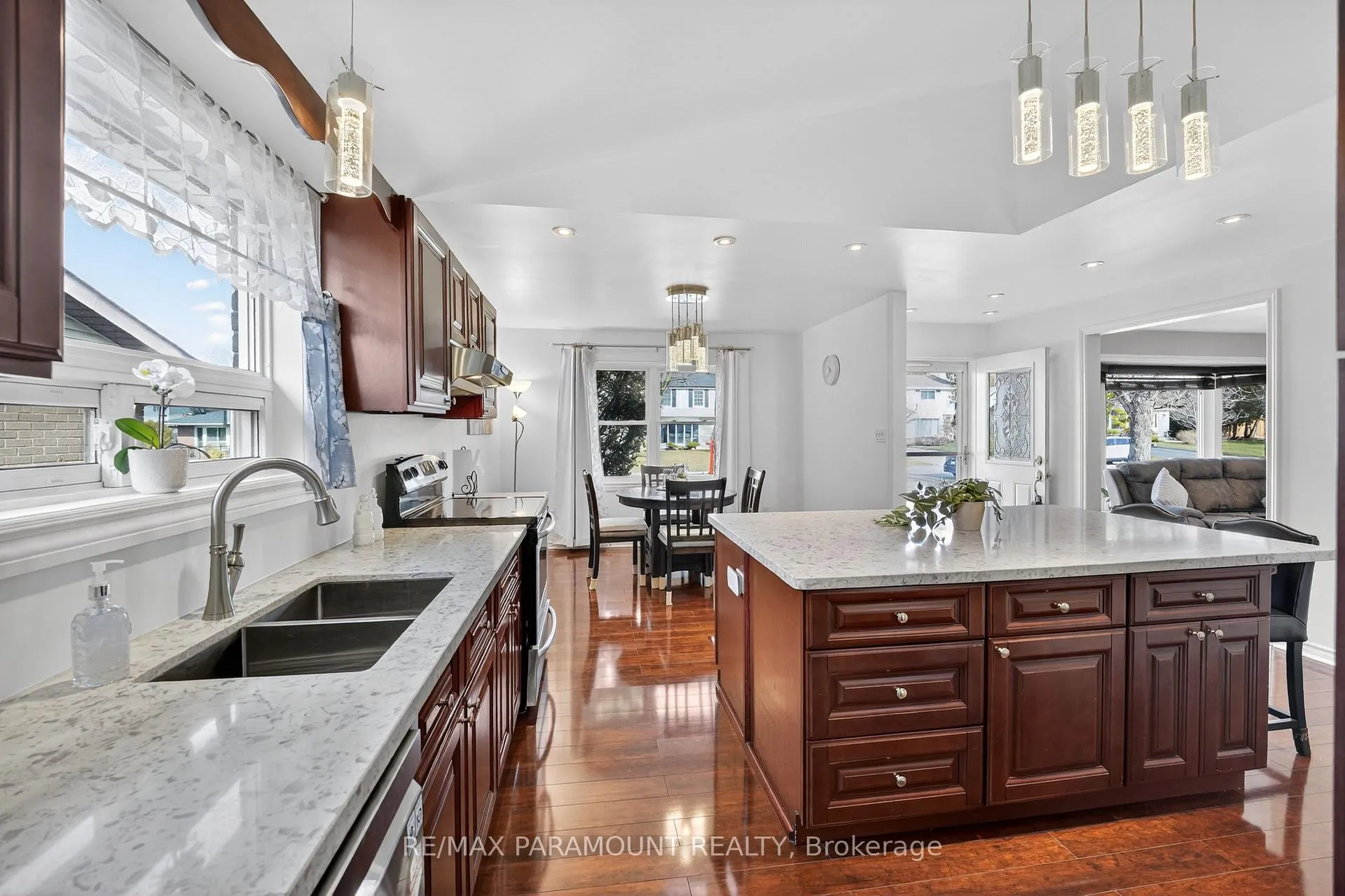 Photo 10 of 5 Cavendish Crescent, Brampton, Avondale — HOMEH