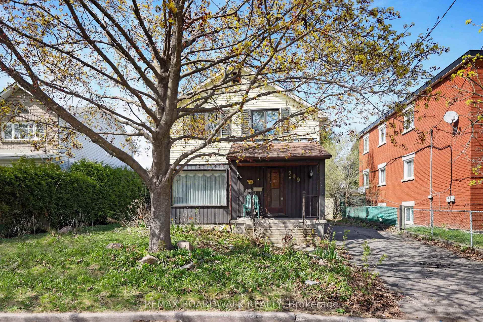 Photo 3 of 209 Glynn Avenue, Ottawa, Overbrook/Castle Heights — HOMEH