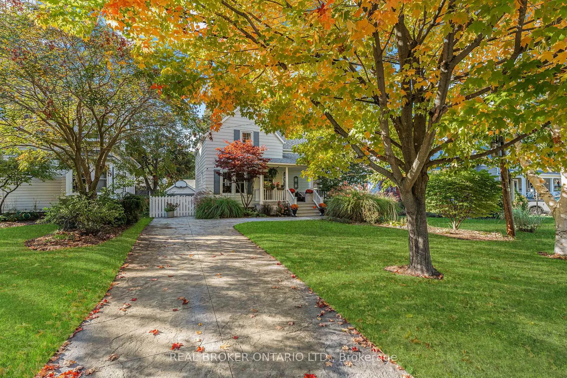 Front of 24 Robinson Street S