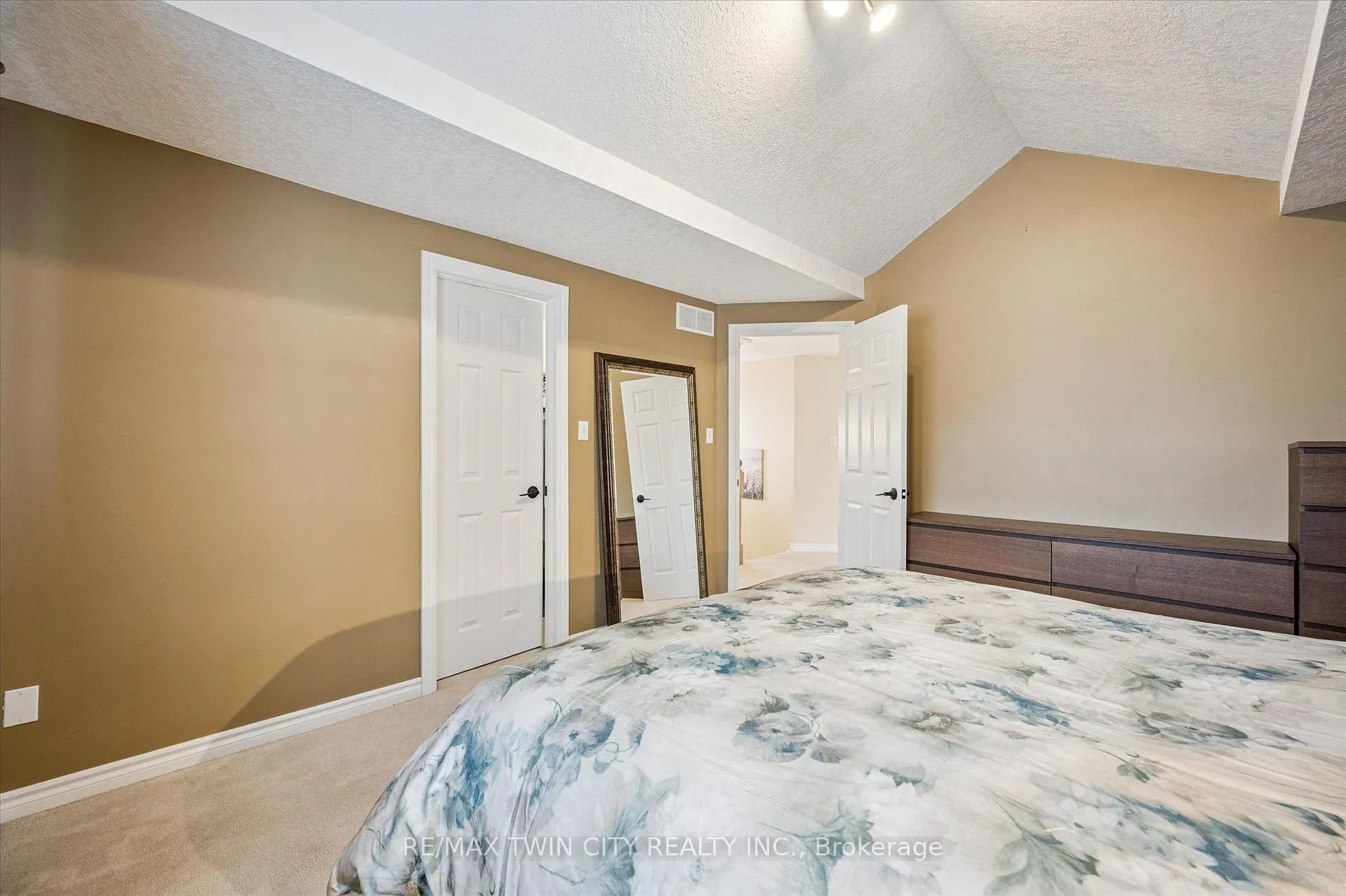 Photo 15 of 116 Kerwood Drive, Cambridge — HOMEH