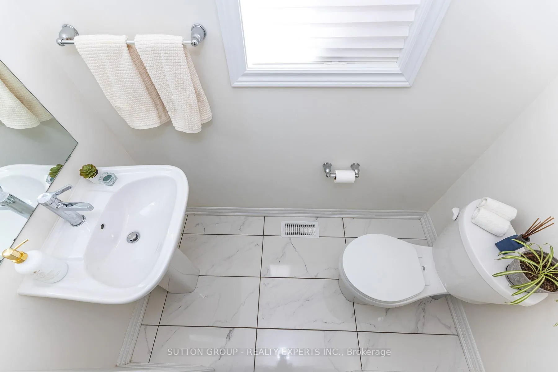 Photo 5 of 130 Ice Palace Crescent, Oshawa, Windfields — HOMEH
