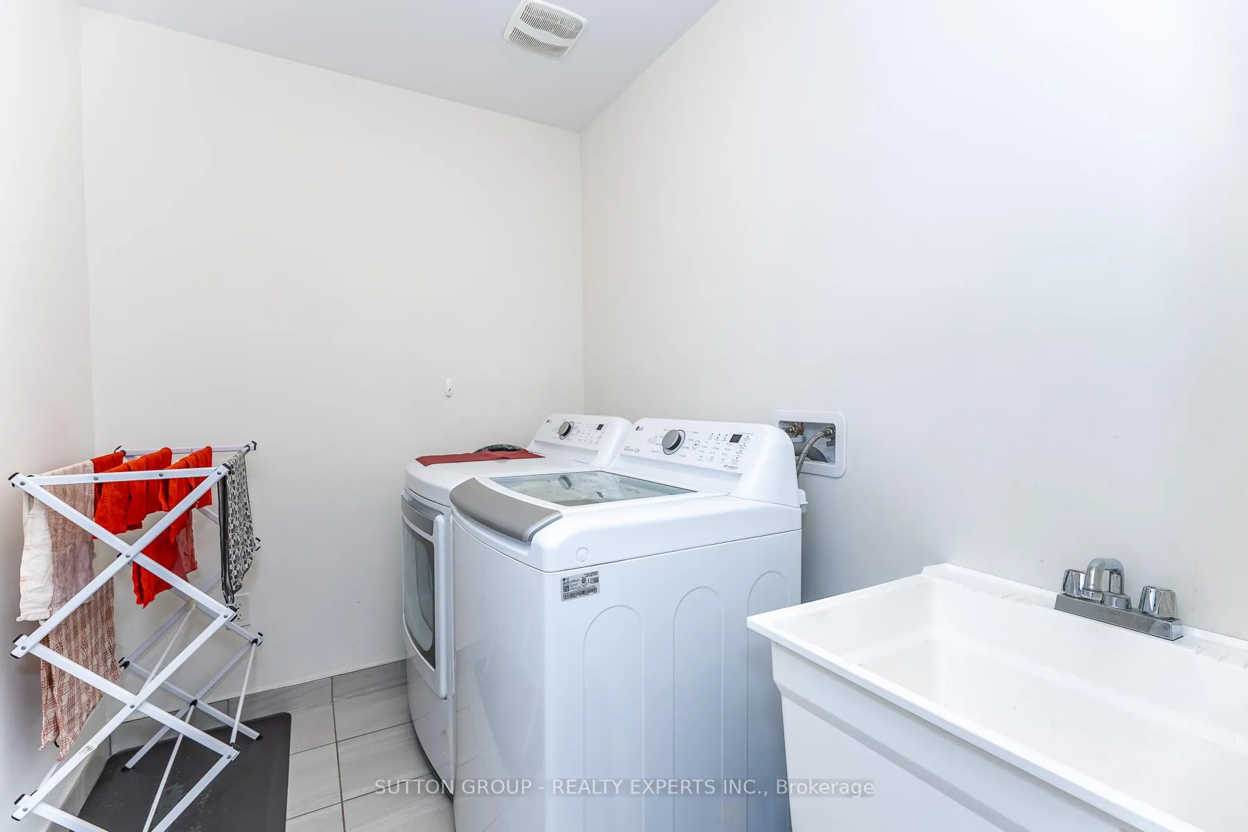 Photo 7 of 130 Ice Palace Crescent, Oshawa, Windfields — HOMEH