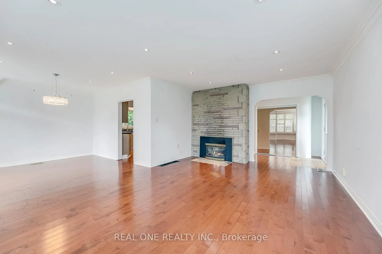 Photo 10 of 2181 Courtland Drive, Burlington, Brant — HOMEH
