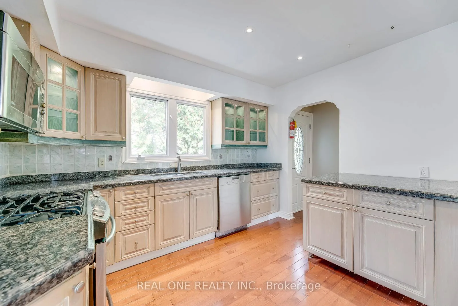 Photo 13 of 2181 Courtland Drive, Burlington, Brant — HOMEH