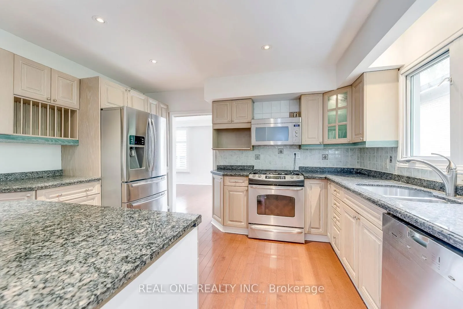 Photo 16 of 2181 Courtland Drive, Burlington, Brant — HOMEH