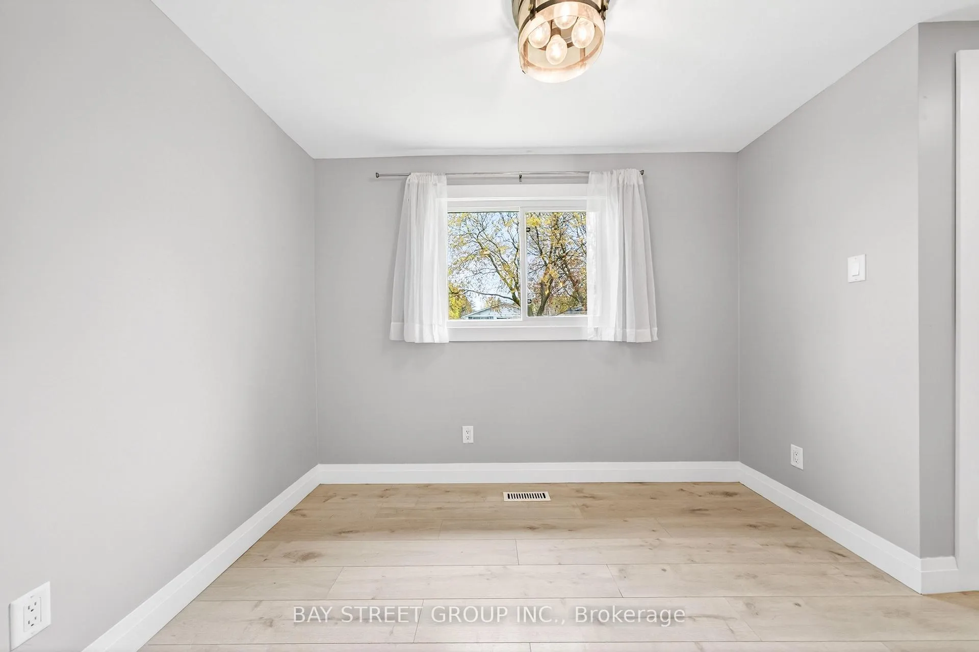 Photo 11 of 41 Helene Crescent, Waterloo, Maple Hills — HOMEH