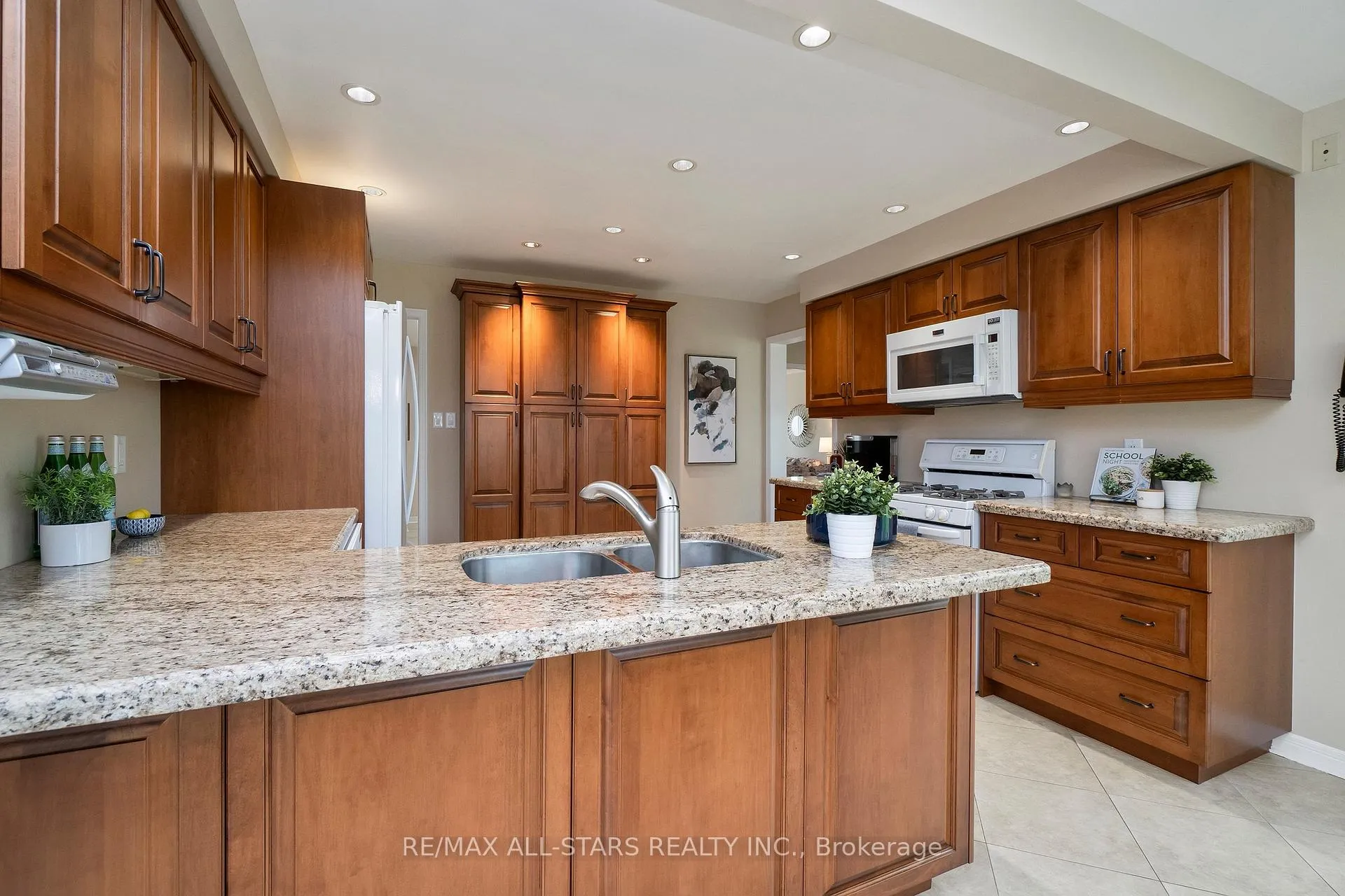 Photo 3 of 33 Carpenter Court, Markham, Raymerville — HOMEH