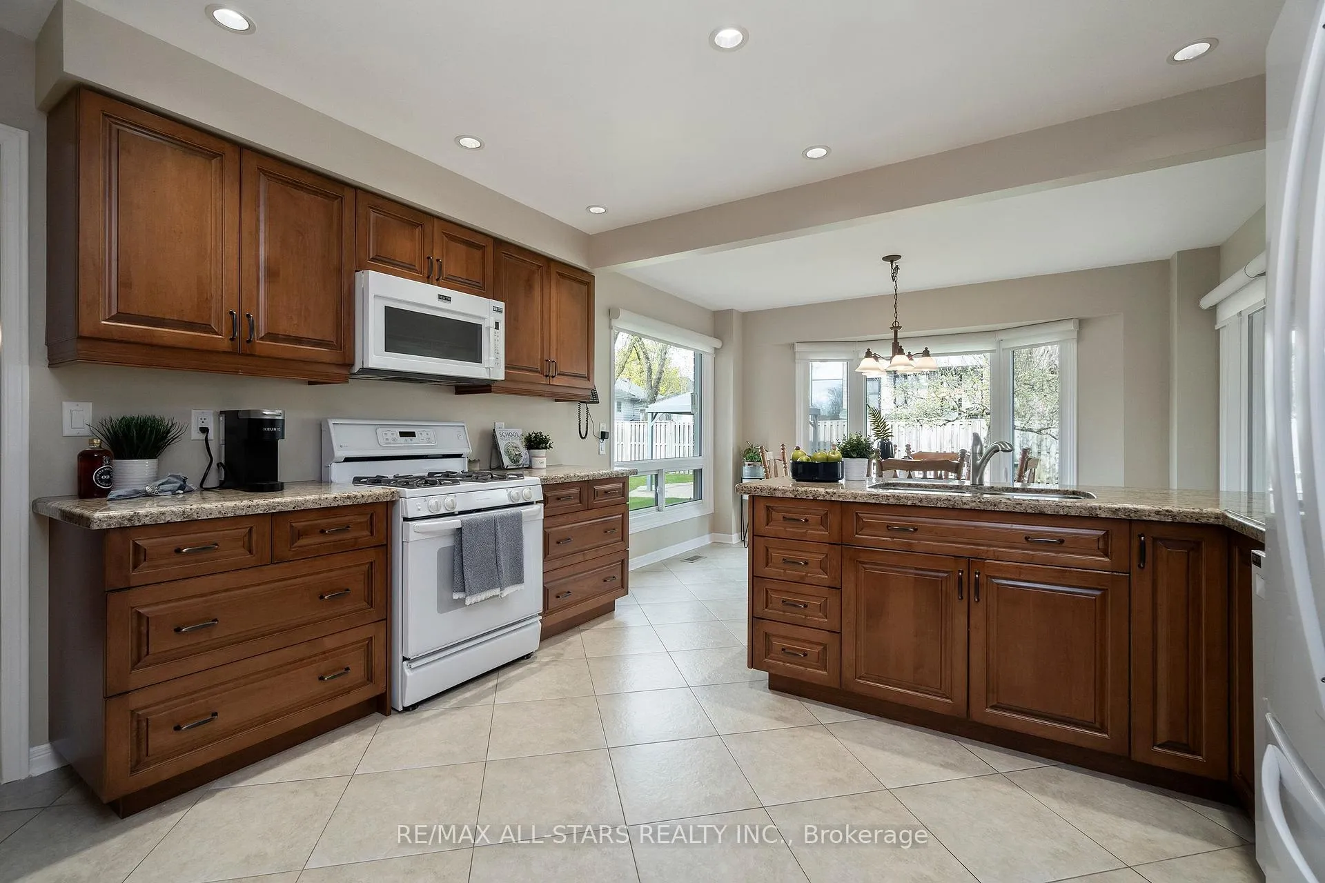 Photo 4 of 33 Carpenter Court, Markham, Raymerville — HOMEH