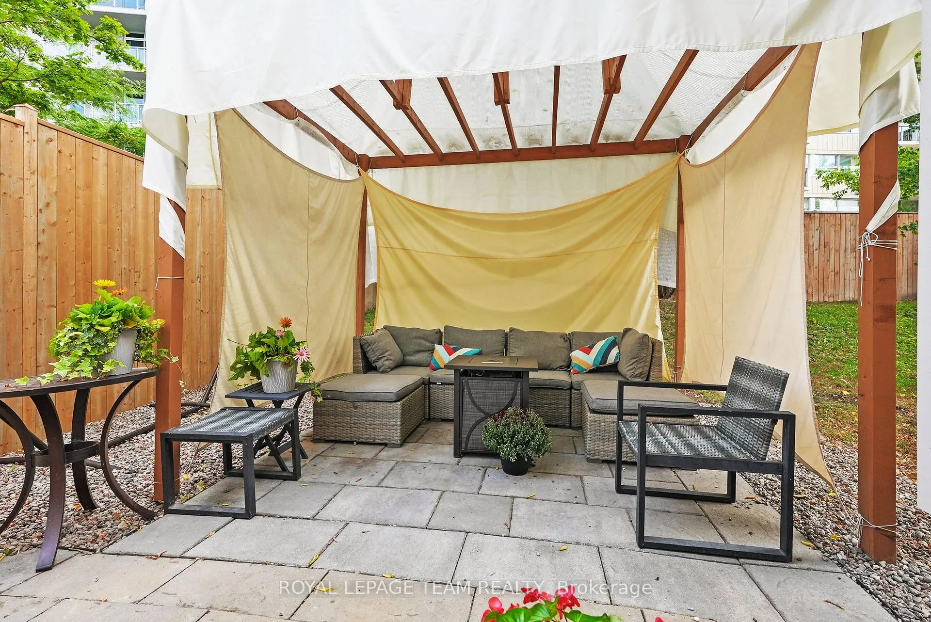 Photo 36 of 2122 Saunders Avenue, Ottawa, Woodroffe — HOMEH