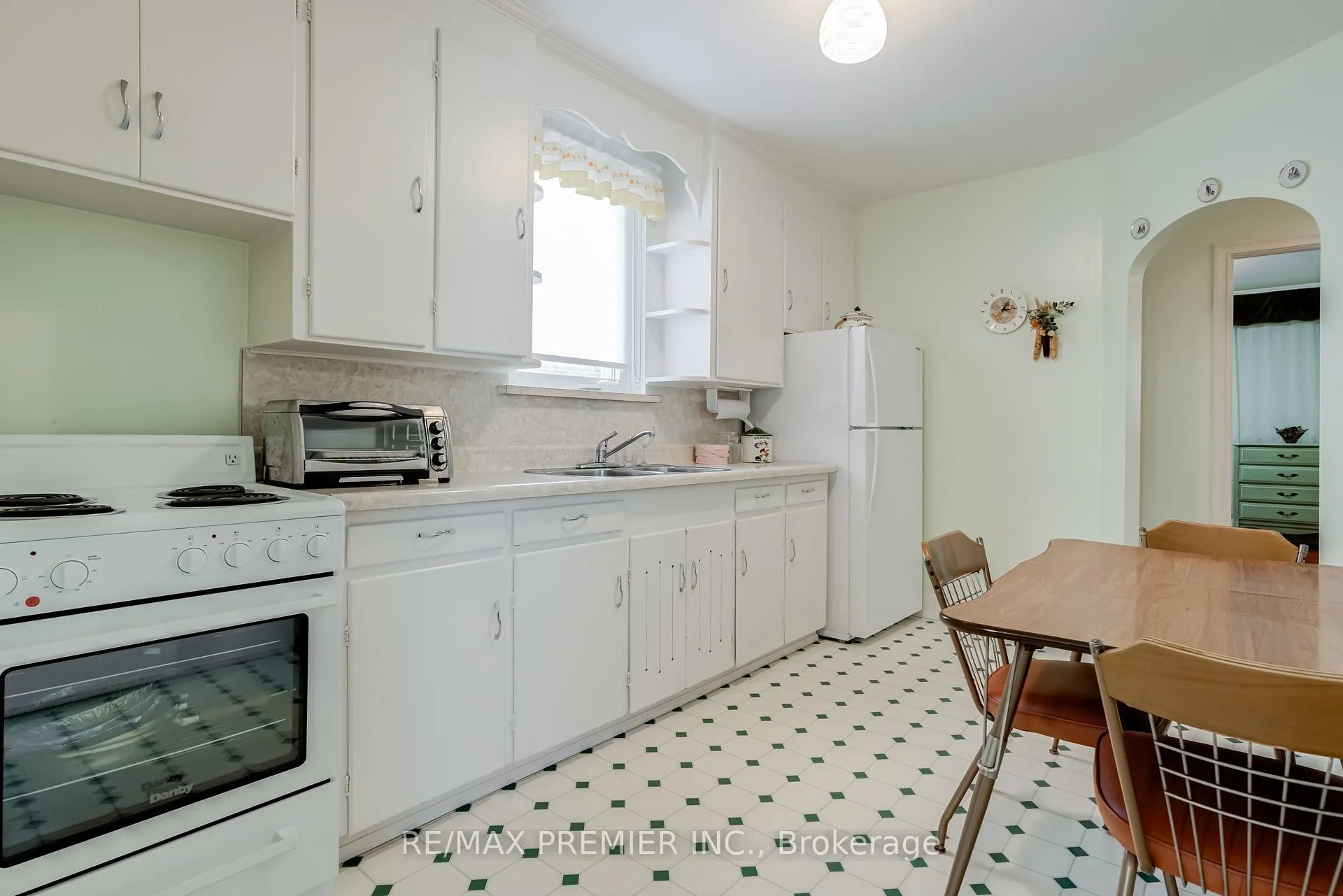 Photo 8 of 52 Richardson Avenue, North York, Beechborough-Greenbrook — HOMEH