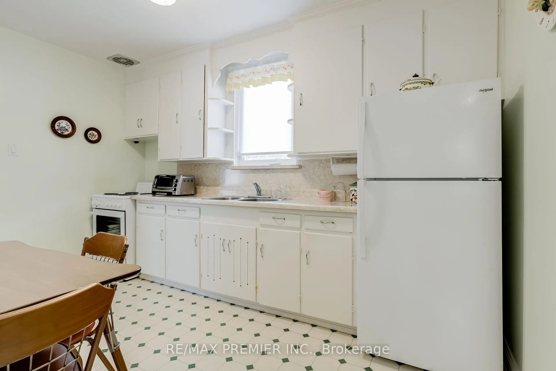 Photo 10 of 52 Richardson Avenue, North York, Beechborough-Greenbrook — HOMEH