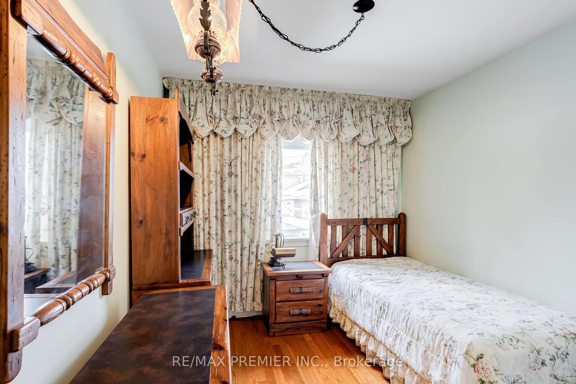 Photo 17 of 52 Richardson Avenue, North York, Beechborough-Greenbrook — HOMEH
