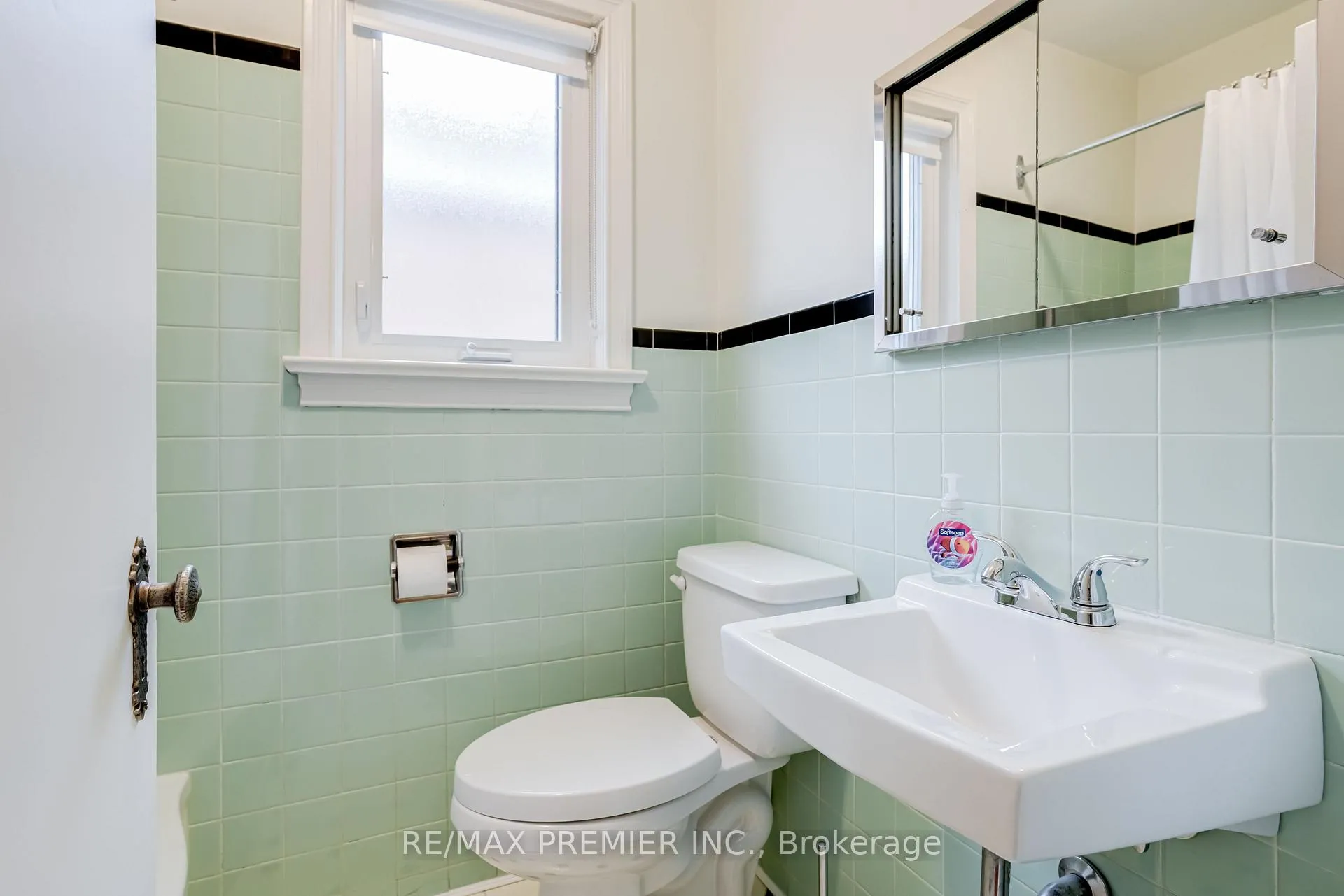Photo 19 of 52 Richardson Avenue, North York, Beechborough-Greenbrook — HOMEH