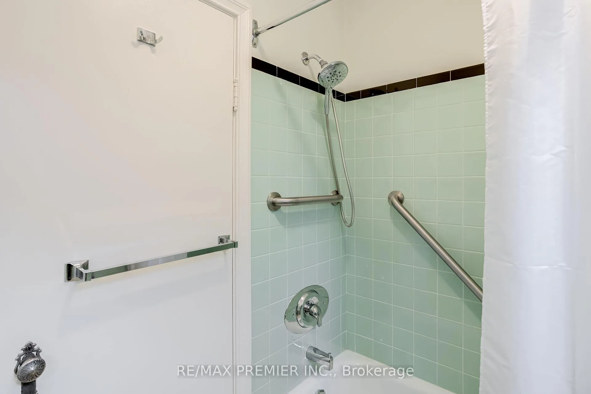 Photo 20 of 52 Richardson Avenue, North York, Beechborough-Greenbrook — HOMEH