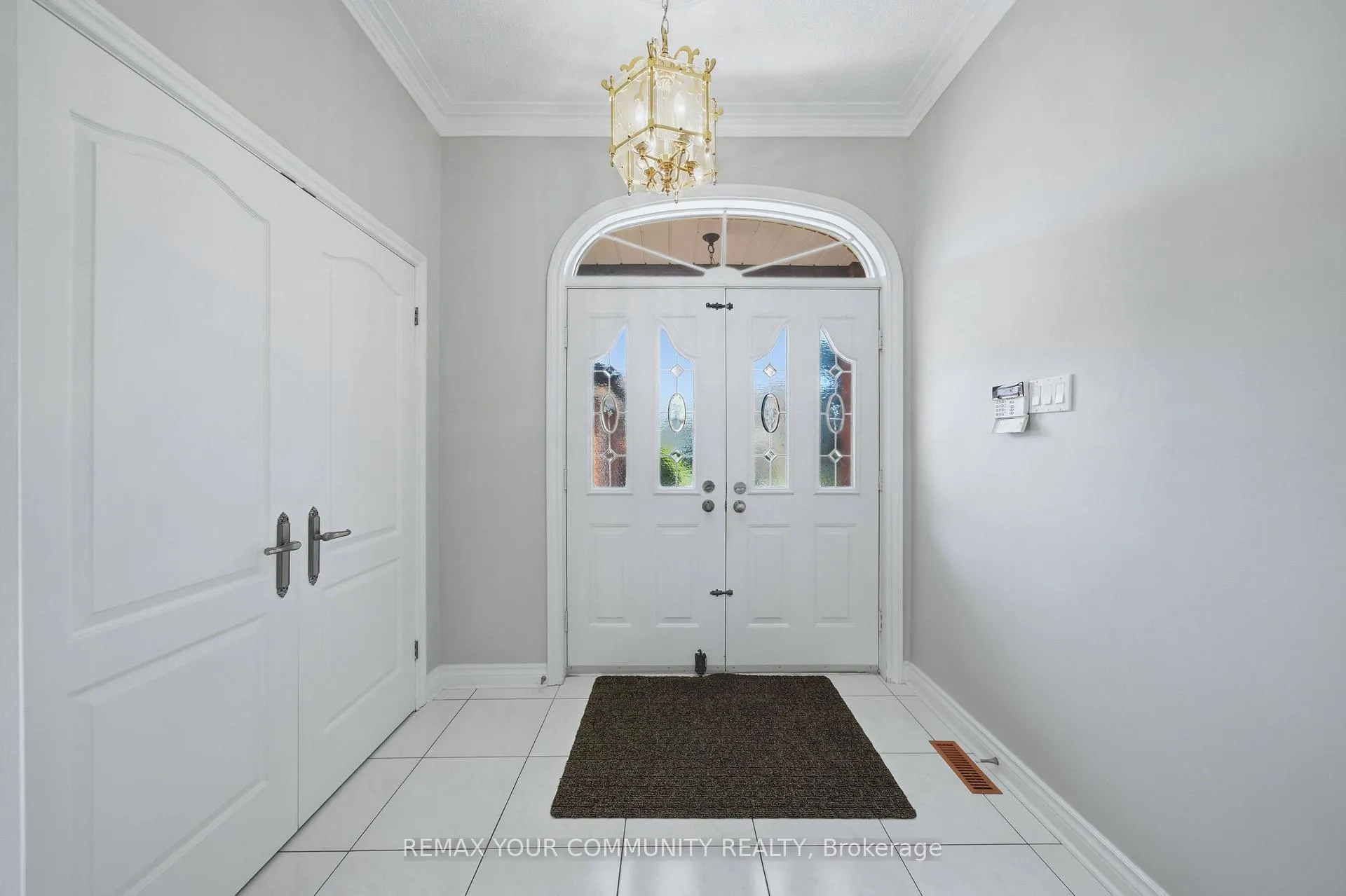 Photo 4 of 36 Railway Street, Vaughan, Maple — HOMEH