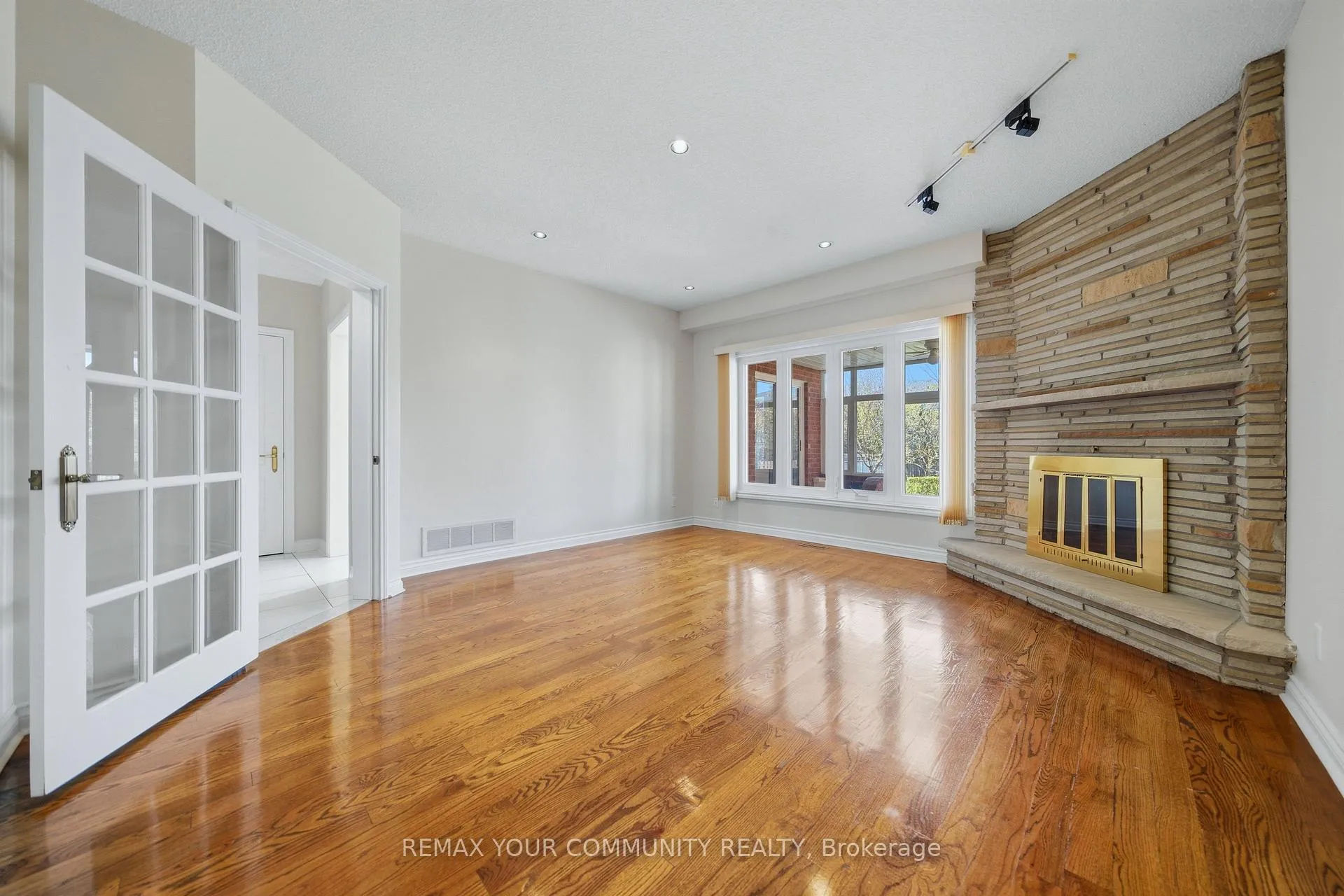 Photo 13 of 36 Railway Street, Vaughan, Maple — HOMEH
