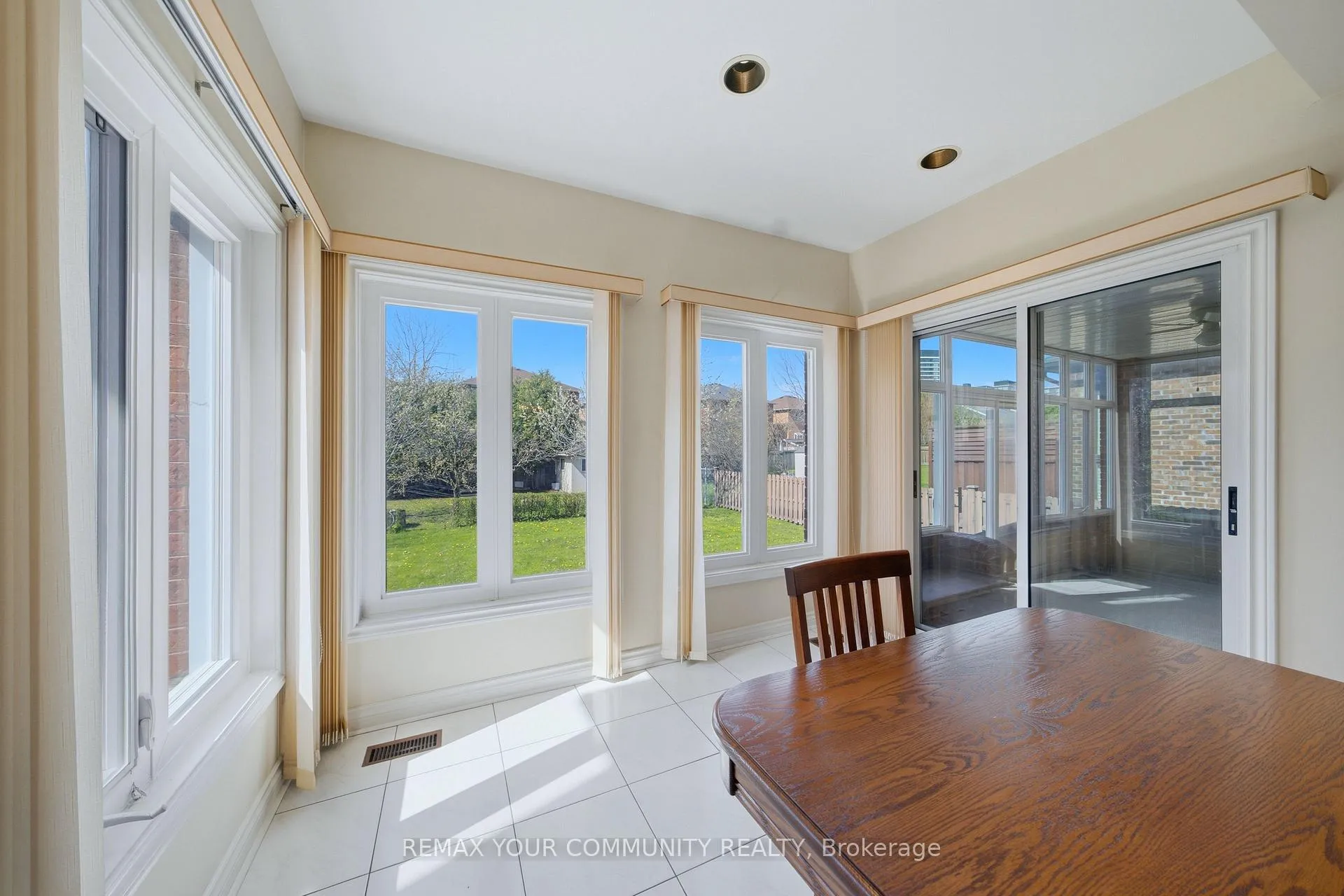 Photo 17 of 36 Railway Street, Vaughan, Maple — HOMEH