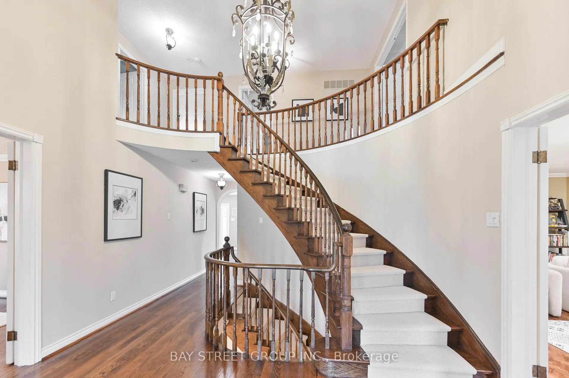 Photo 2 of 28 Delhi Crescent, Markham, Unionville — HOMEH