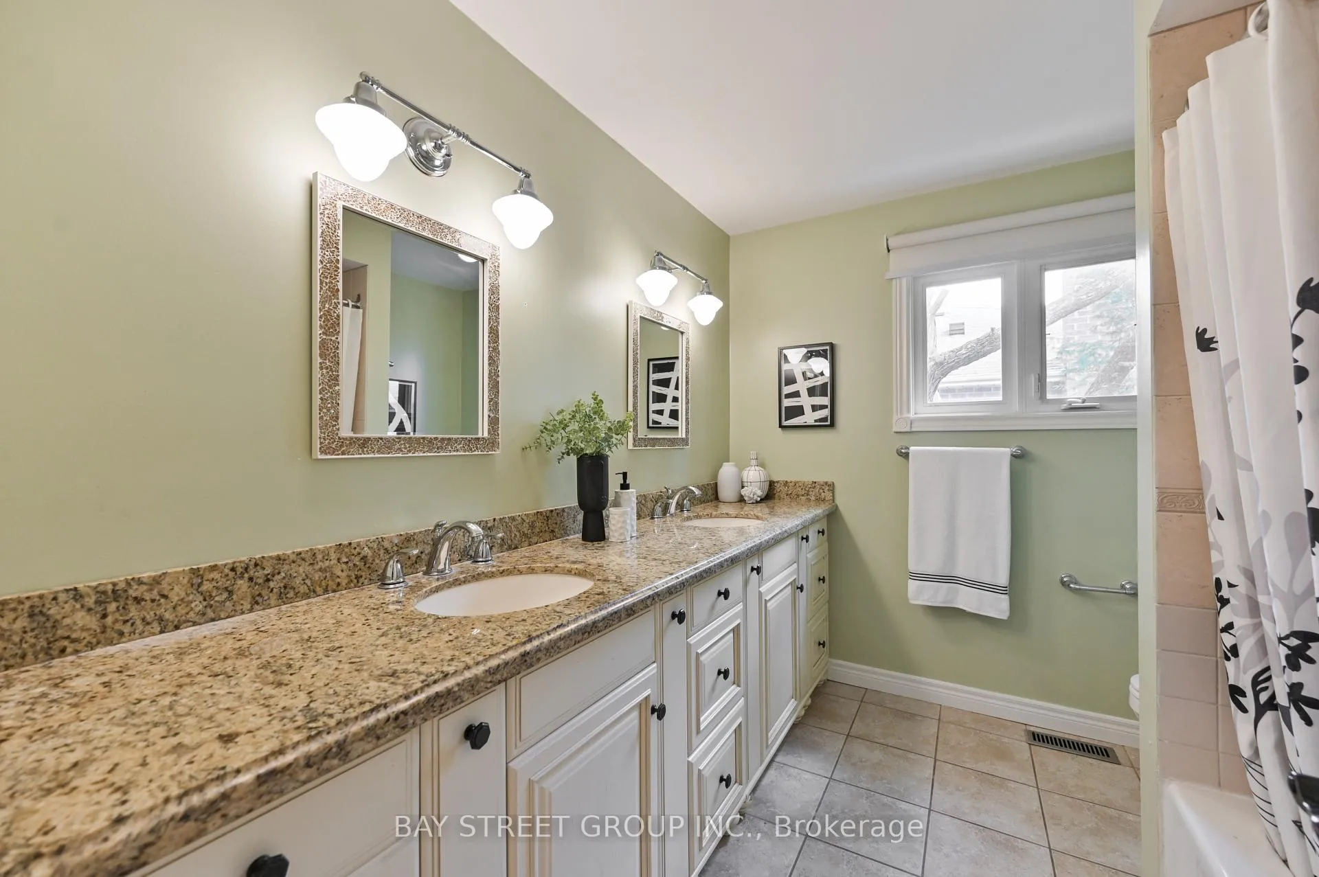 Photo 15 of 28 Delhi Crescent, Markham, Unionville — HOMEH