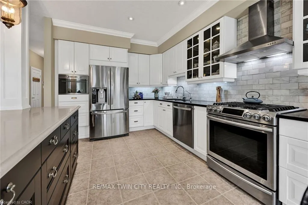 Photo 11 of 835 Brandenburg Boulevard, Waterloo — HOMEH