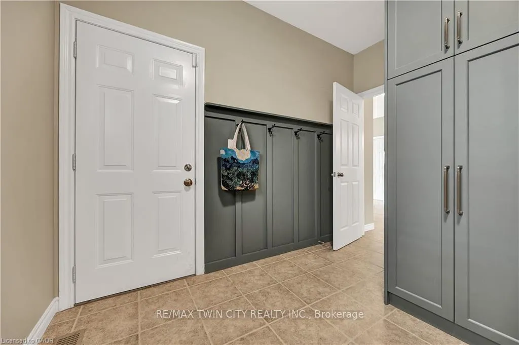 Photo 17 of 835 Brandenburg Boulevard, Waterloo — HOMEH
