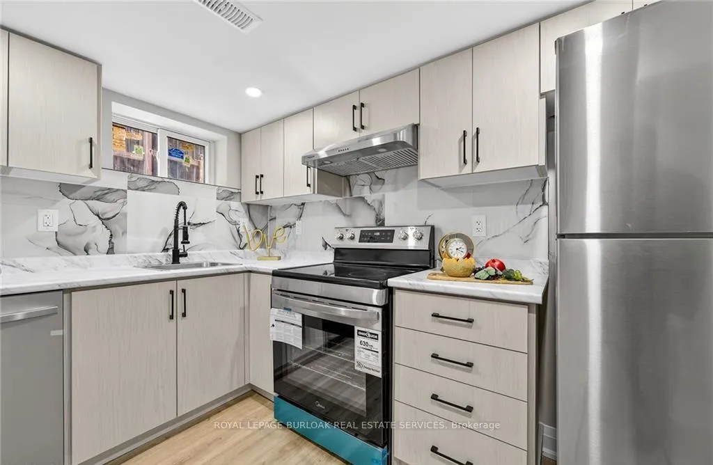 Photo 5 of Unit Lower, 150 Brucedale Avenue E, Hamilton, Centremount — HOMEH
