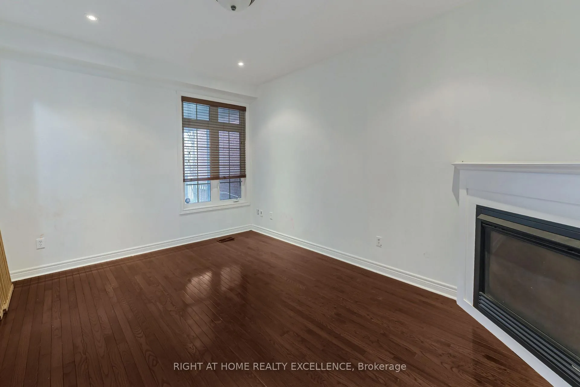 Photo 8 of 23 Quail Hollow, Markham, Cornell — HOMEH