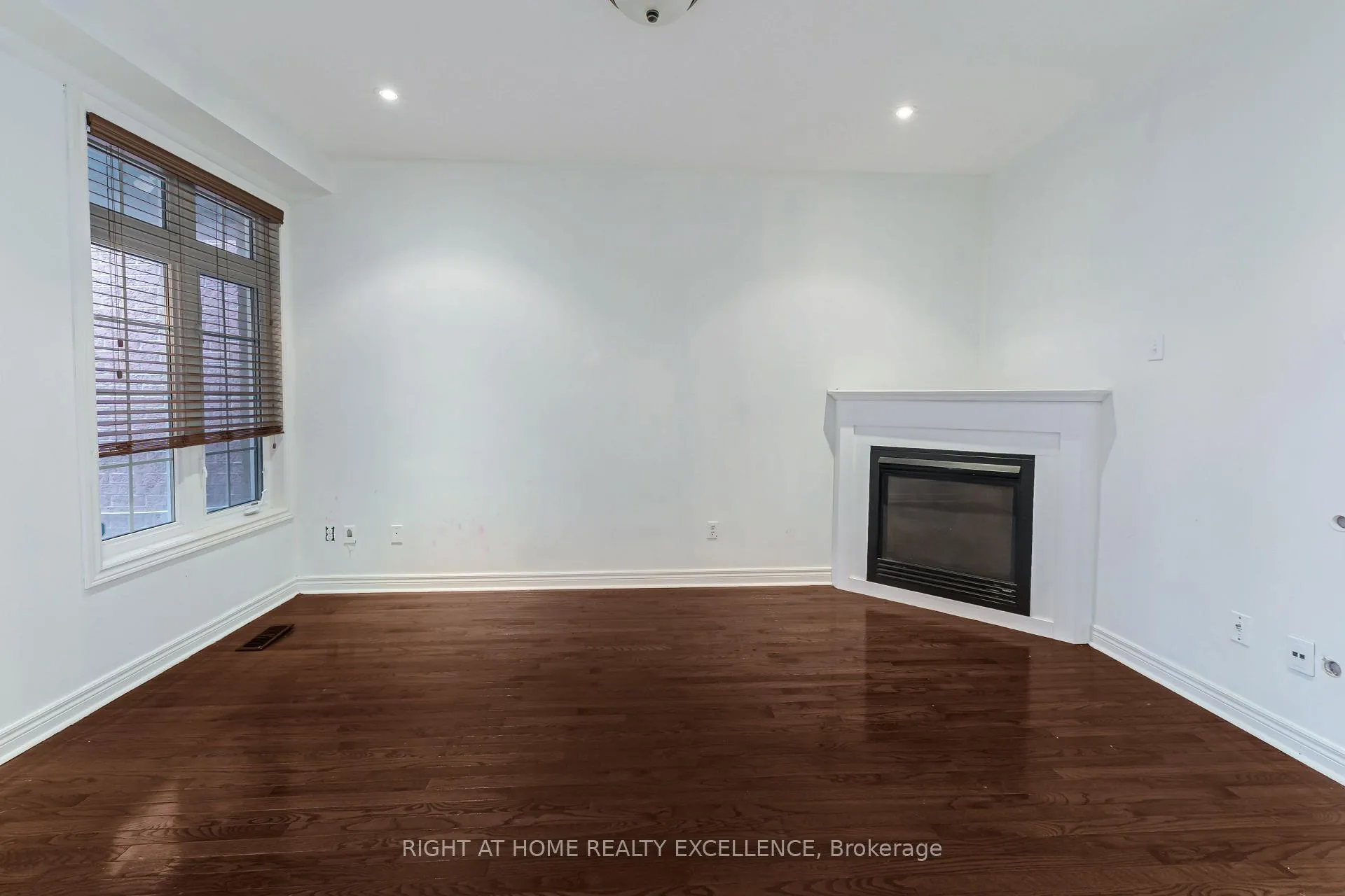 Photo 9 of 23 Quail Hollow, Markham, Cornell — HOMEH