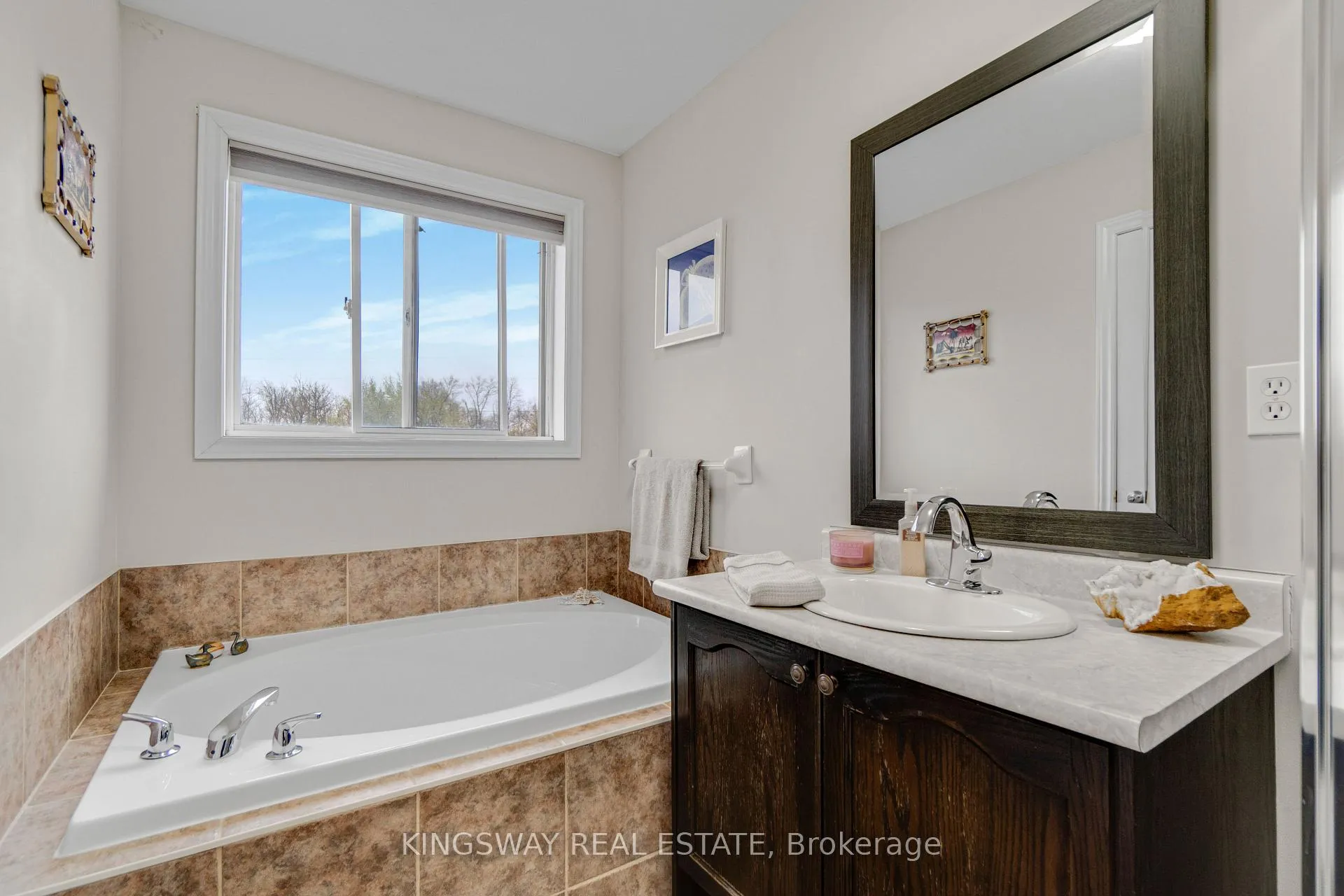 Photo 28 of 243 Southbrook Drive, Hamilton, Binbrook — HOMEH