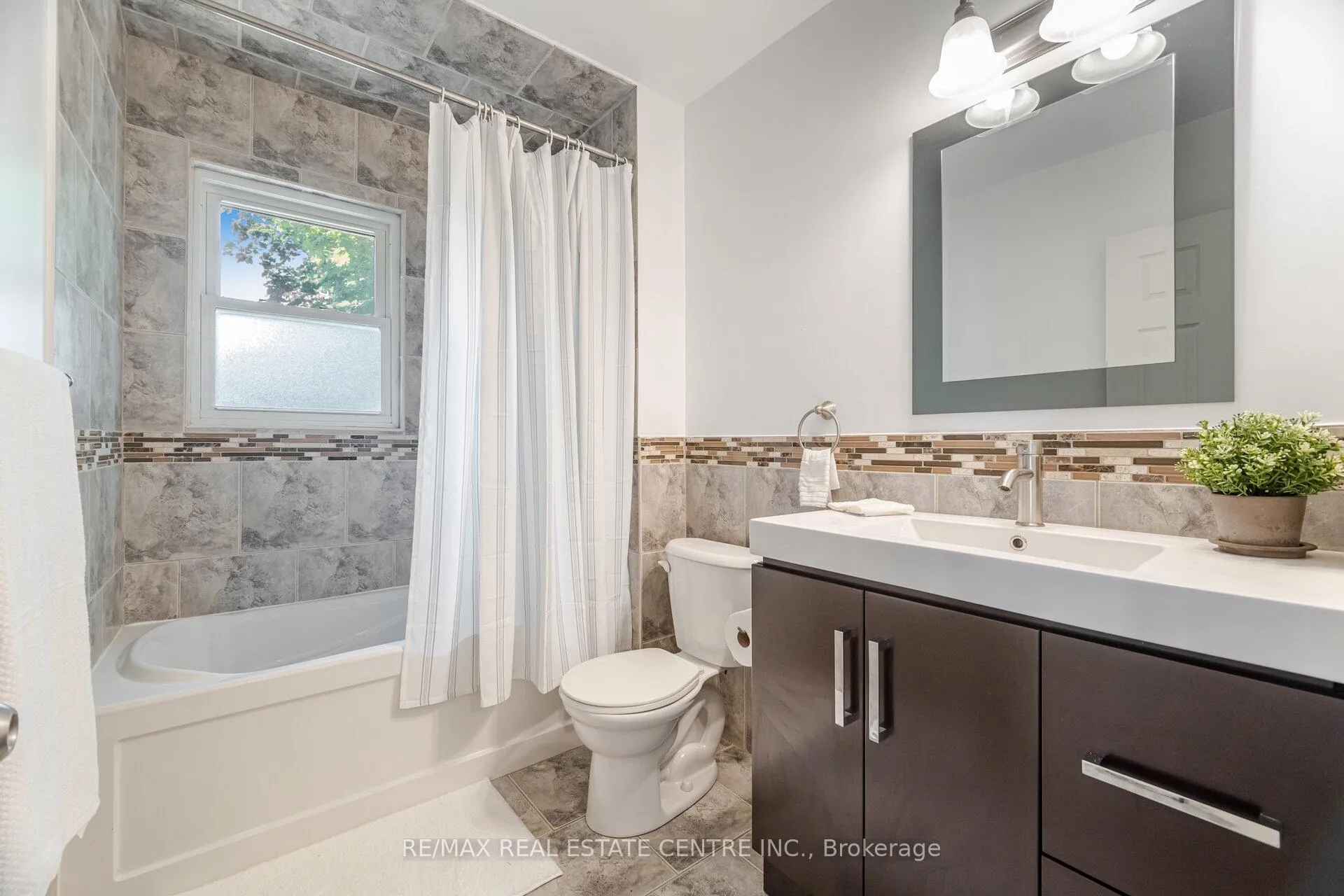 Photo 11 of 166 Terrace Drive, Hamilton, Balfour — HOMEH