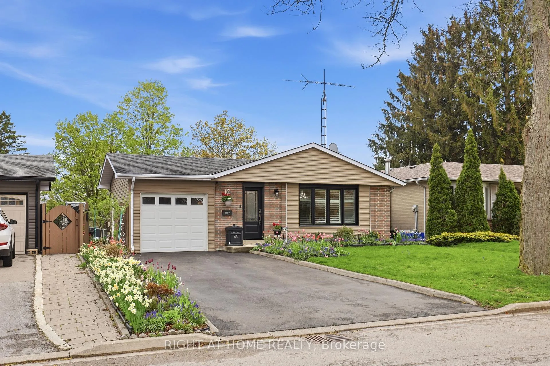 Photo 2 of 1467 Dewbourne Crescent, Burlington, Palmer — HOMEH