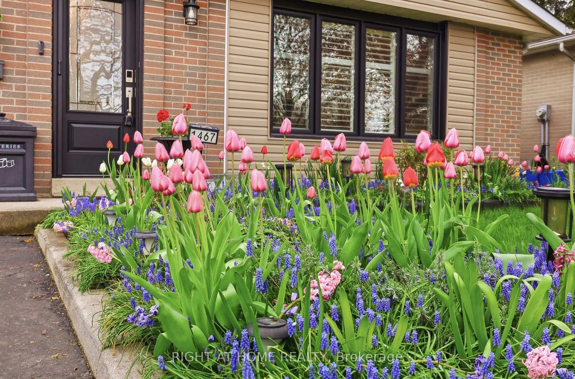 Photo 3 of 1467 Dewbourne Crescent, Burlington, Palmer — HOMEH